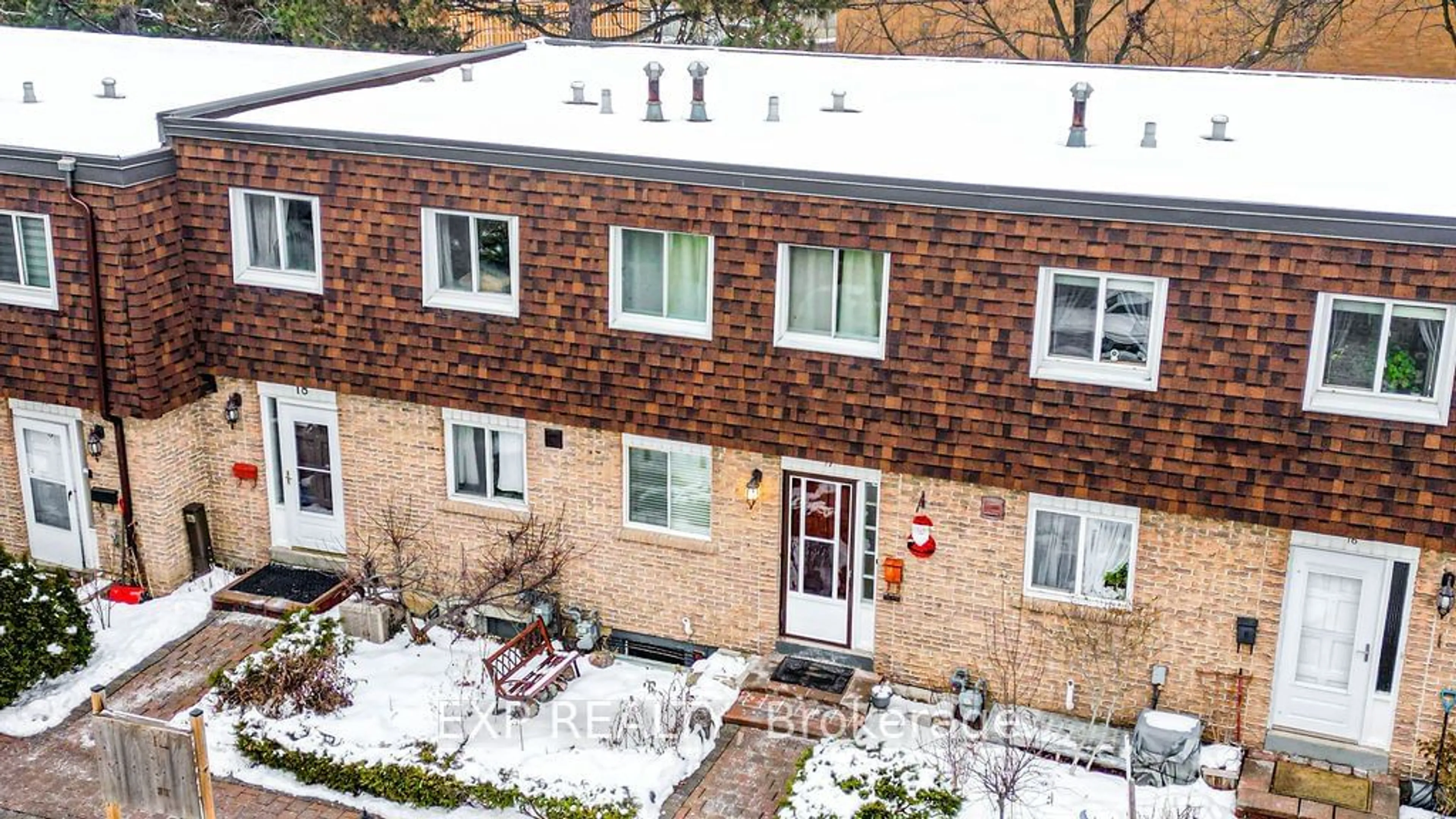 A pic from outside/outdoor area/front of a property/back of a property/a pic from drone, street for 17 The Carriage Way #17, Markham Ontario L3T 4V1