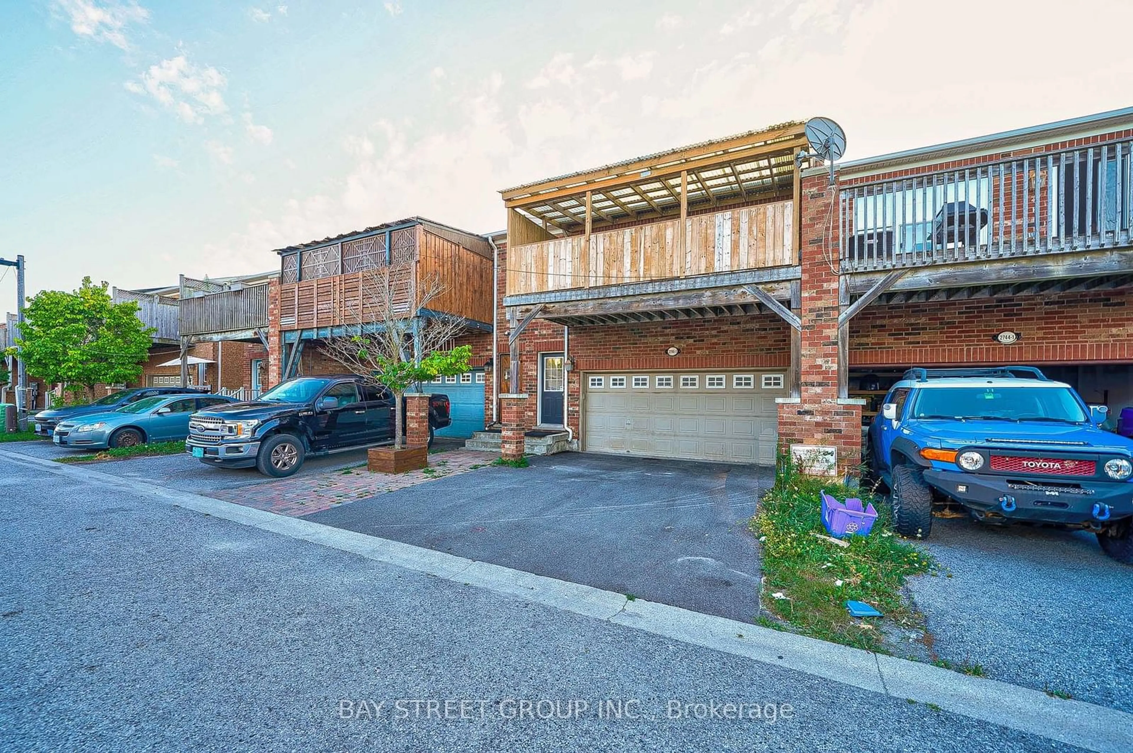 A pic from outside/outdoor area/front of a property/back of a property/a pic from drone, street for 2746 Bur Oak Ave, Markham Ontario L6B 1K1