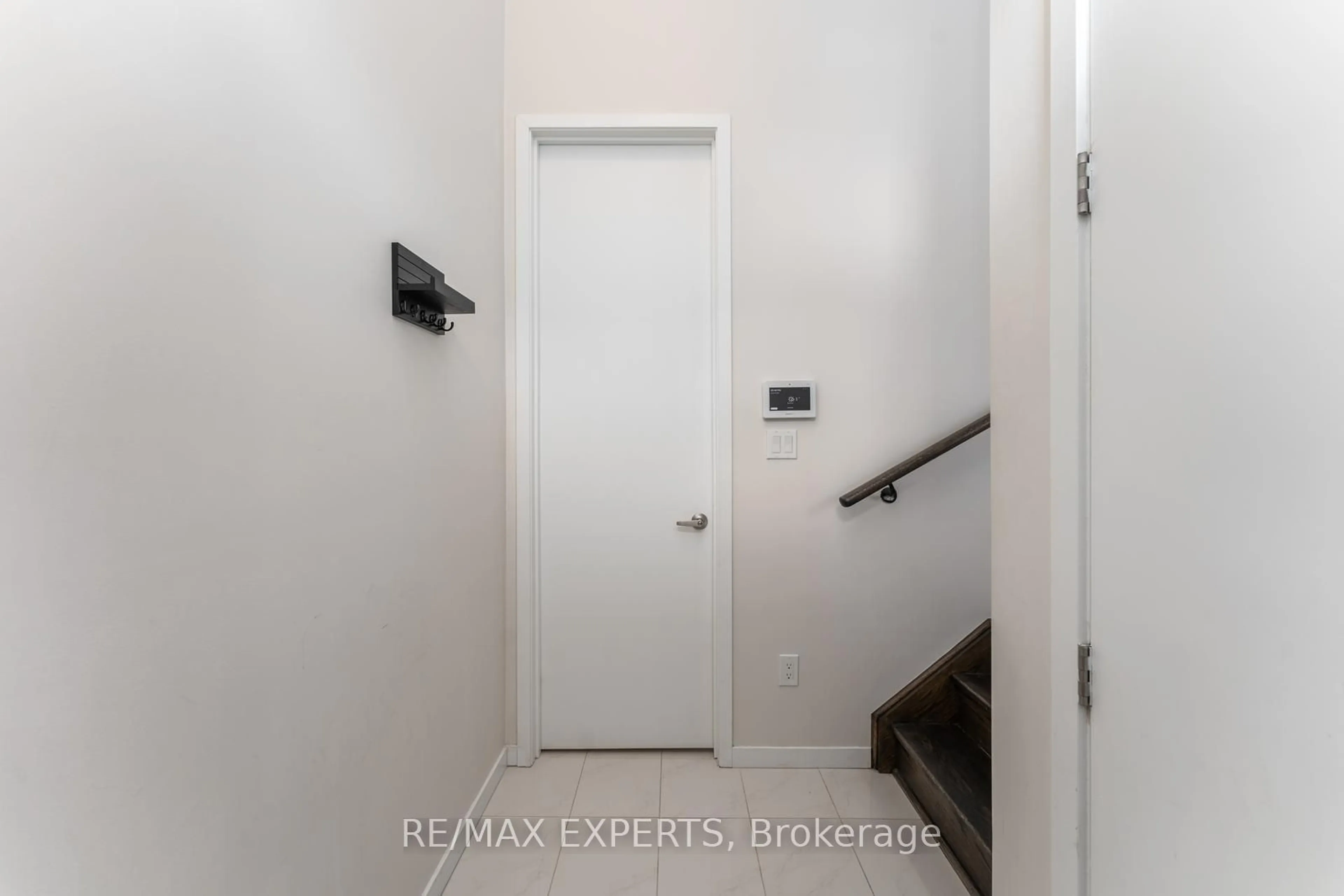 Indoor entryway for 172 Sydney Circ, Vaughan Ontario L4H 4R2