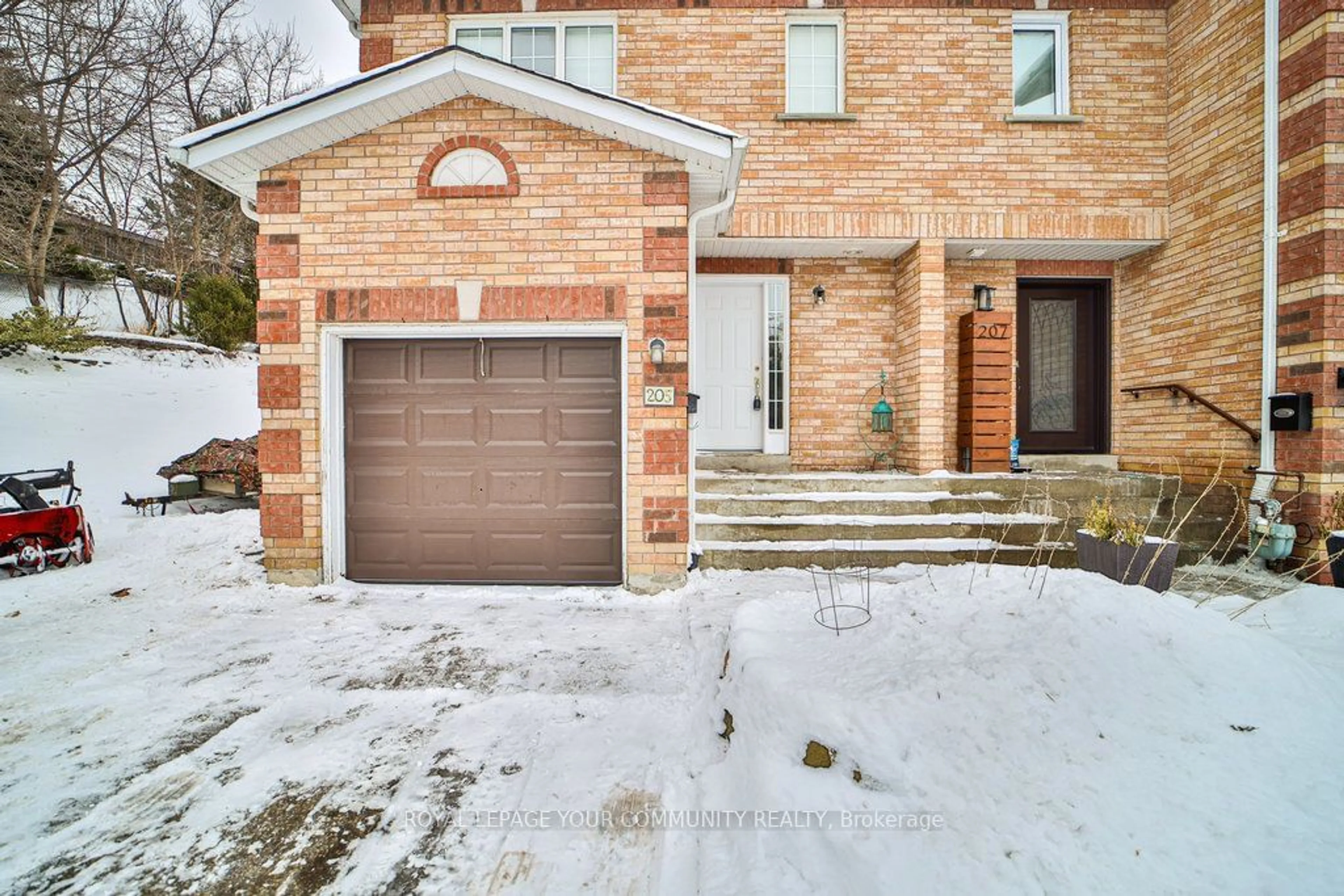 Home with brick exterior material, street for 205 Parkway Ave, Georgina Ontario L4P 4E1