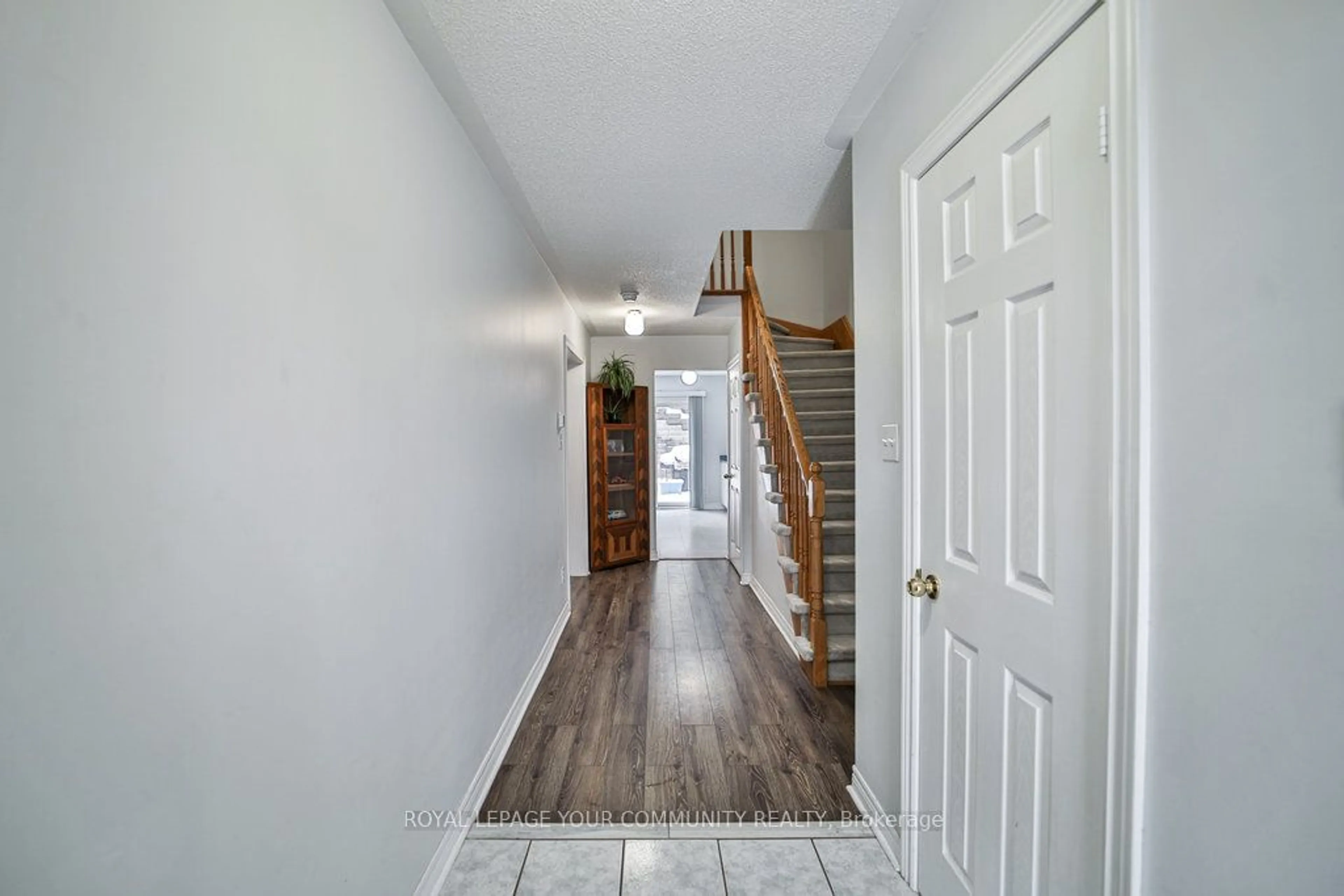 Indoor entryway for 205 Parkway Ave, Georgina Ontario L4P 4E1