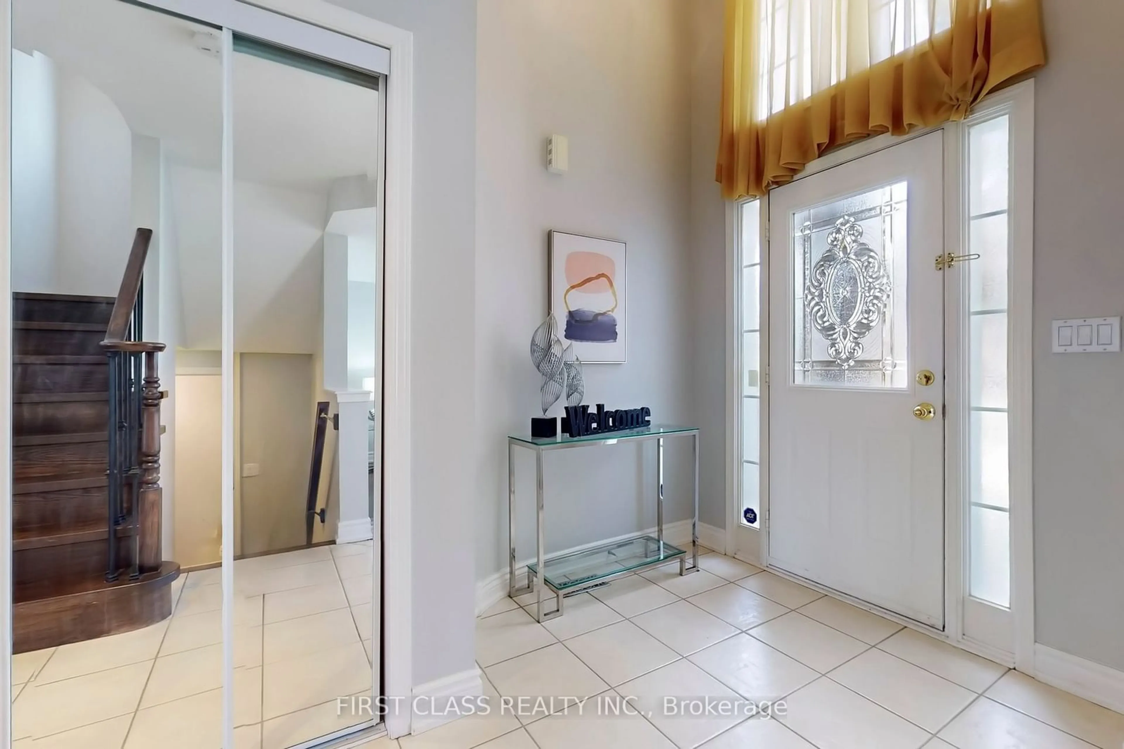 Indoor entryway for 12 Abbotsbury Lane, Markham Ontario L6C 2N2