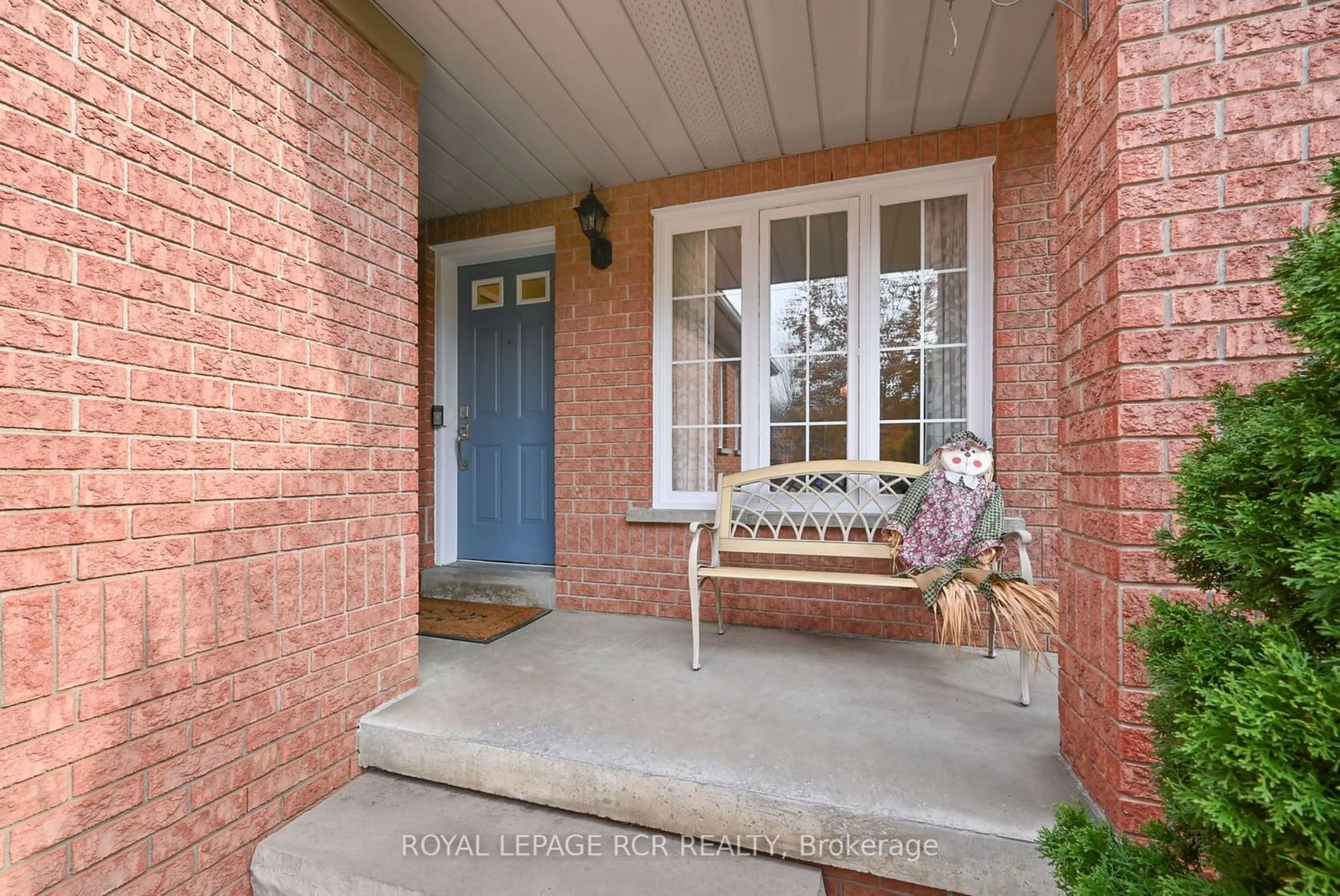 Indoor entryway for 507 Blackstock Rd, Newmarket Ontario L3Y 8H8