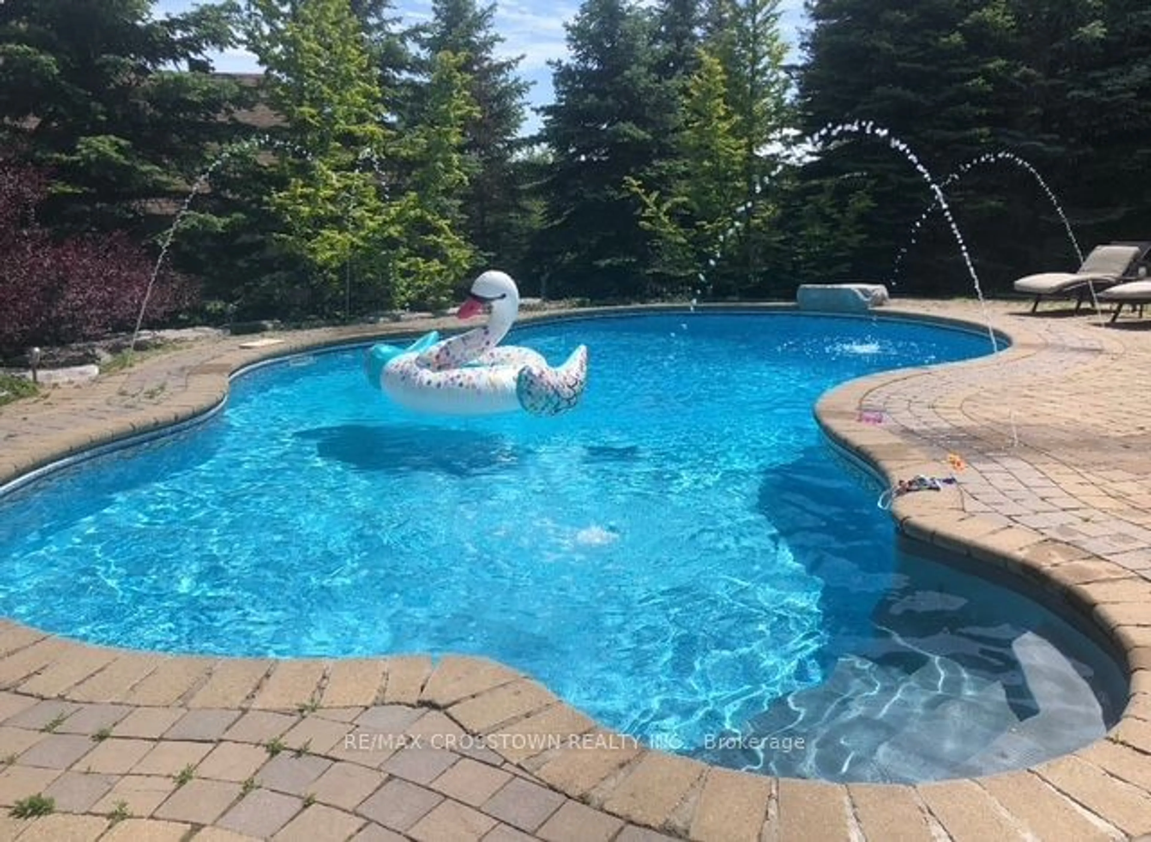 Pool for 101 COUNTRY CLUB Dr, King Ontario L7B 1M4
