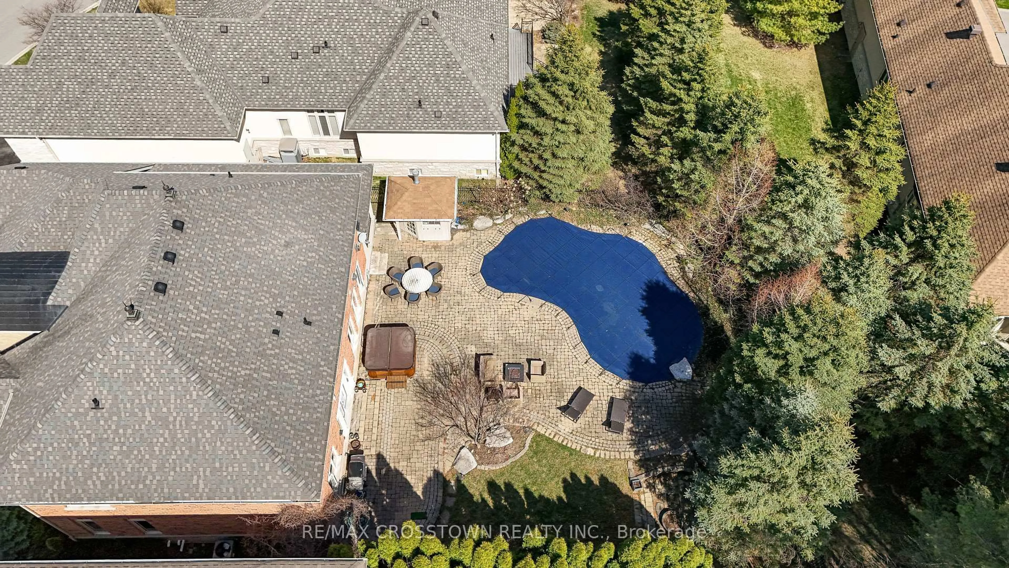 A pic from outside/outdoor area/front of a property/back of a property/a pic from drone, unknown for 101 COUNTRY CLUB Dr, King Ontario L7B 1M4
