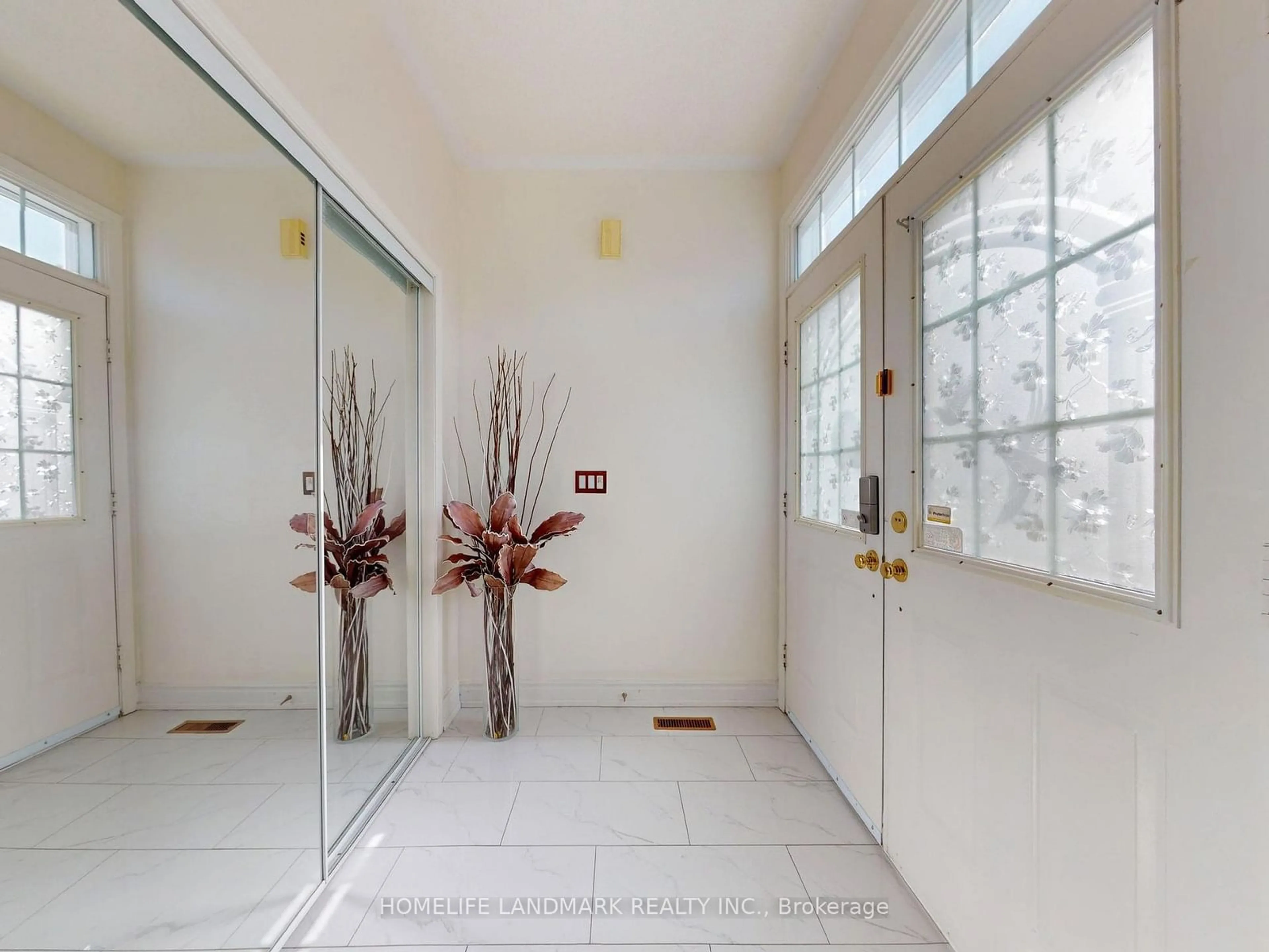 Indoor foyer for 6 Saxony Dr, Markham Ontario L6C 2B5