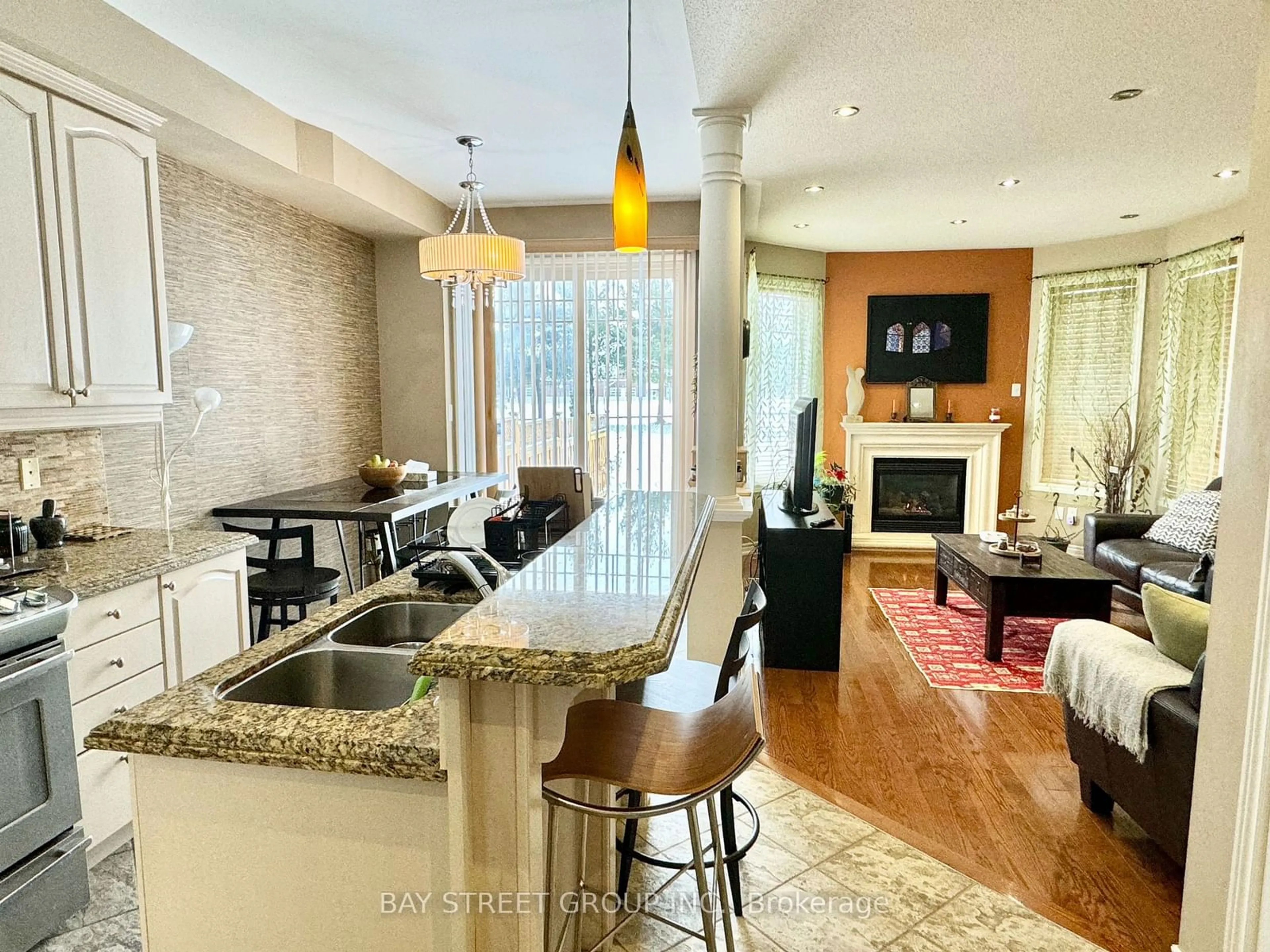 Open concept kitchen, unknown for 22 Windrow St, Richmond Hill Ontario L4E 0C1