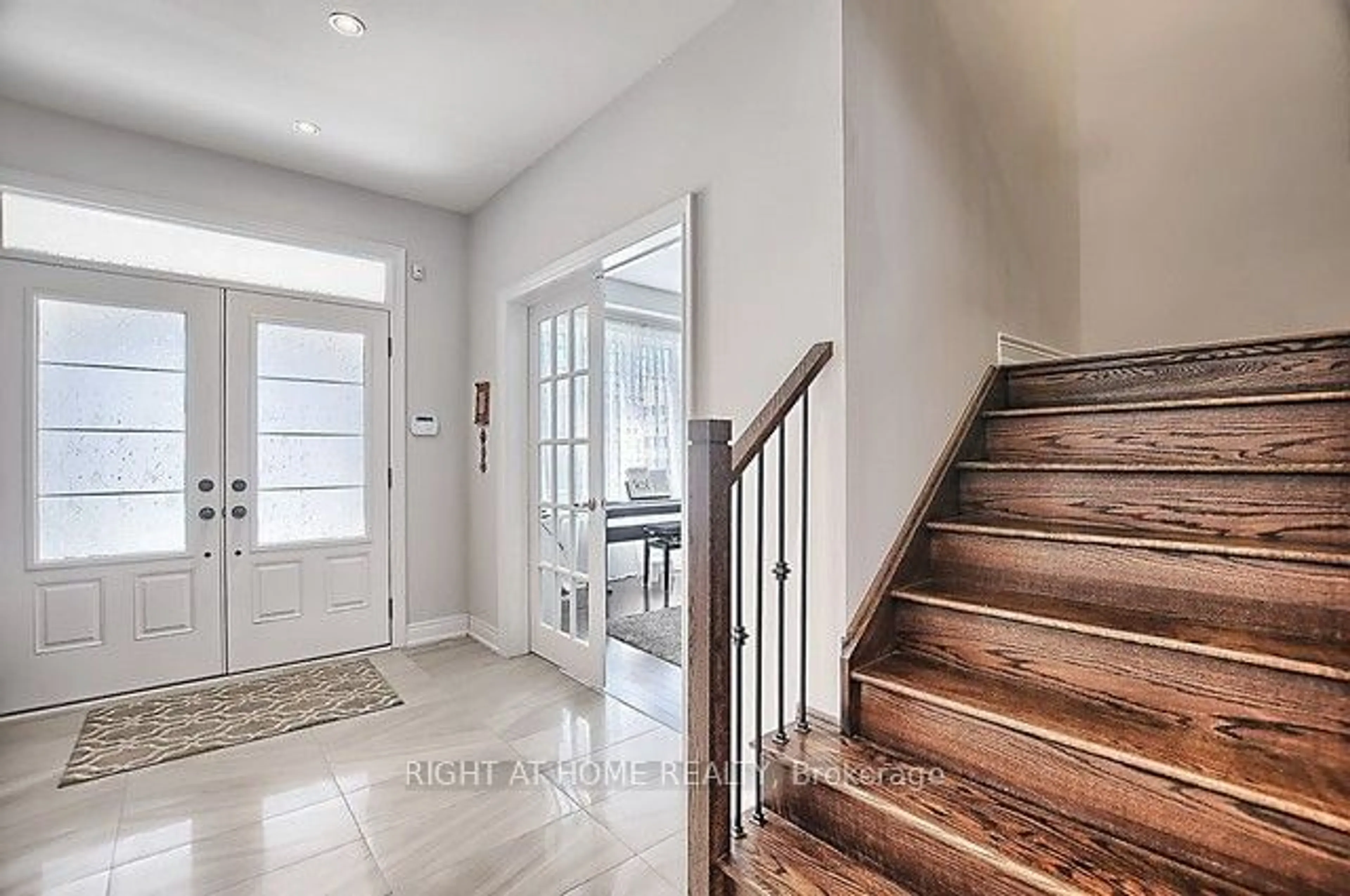 Indoor entryway for 1310 Butler St, Innisfil Ontario L9S 0H5