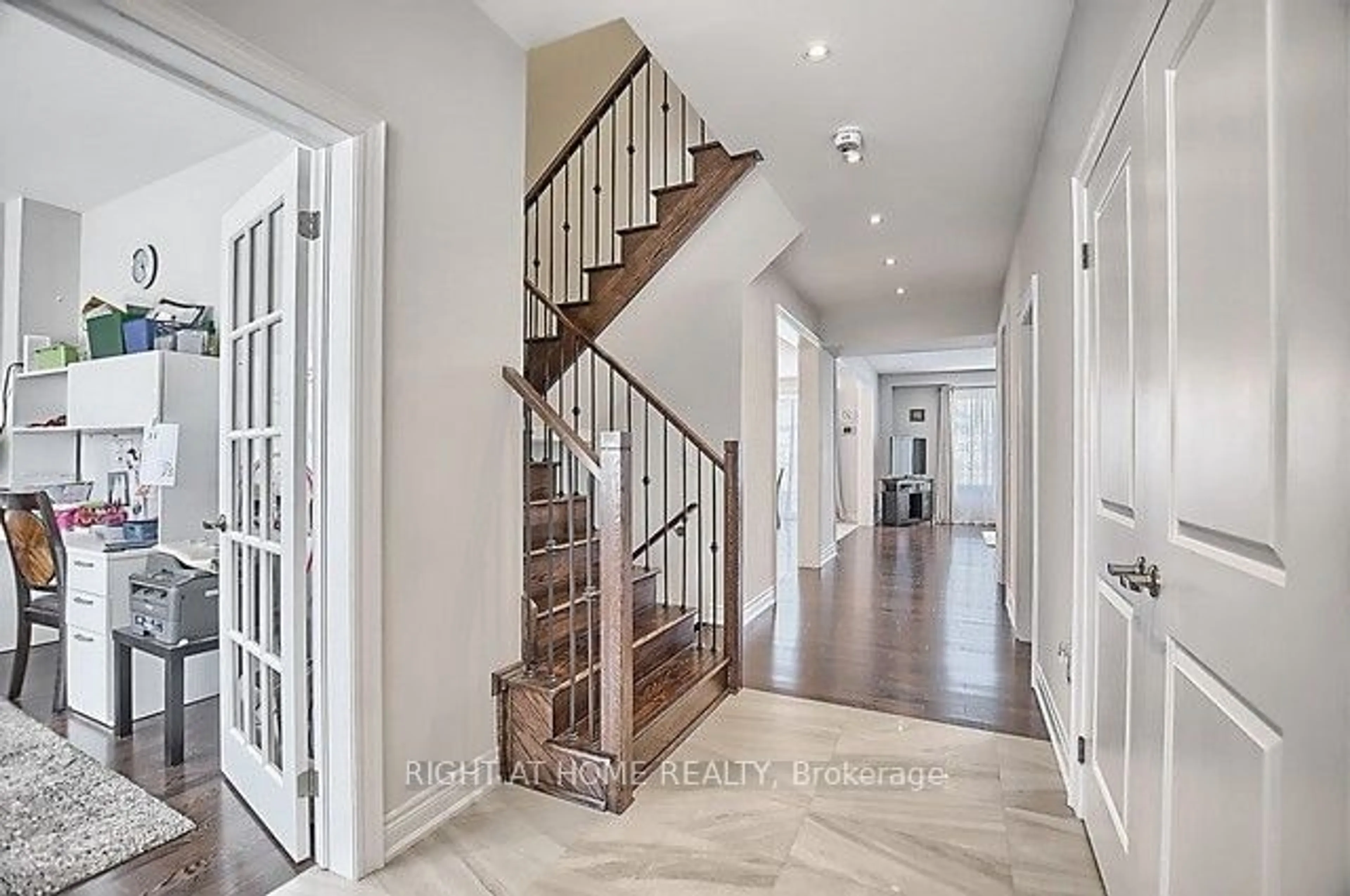 Indoor entryway for 1310 Butler St, Innisfil Ontario L9S 0H5