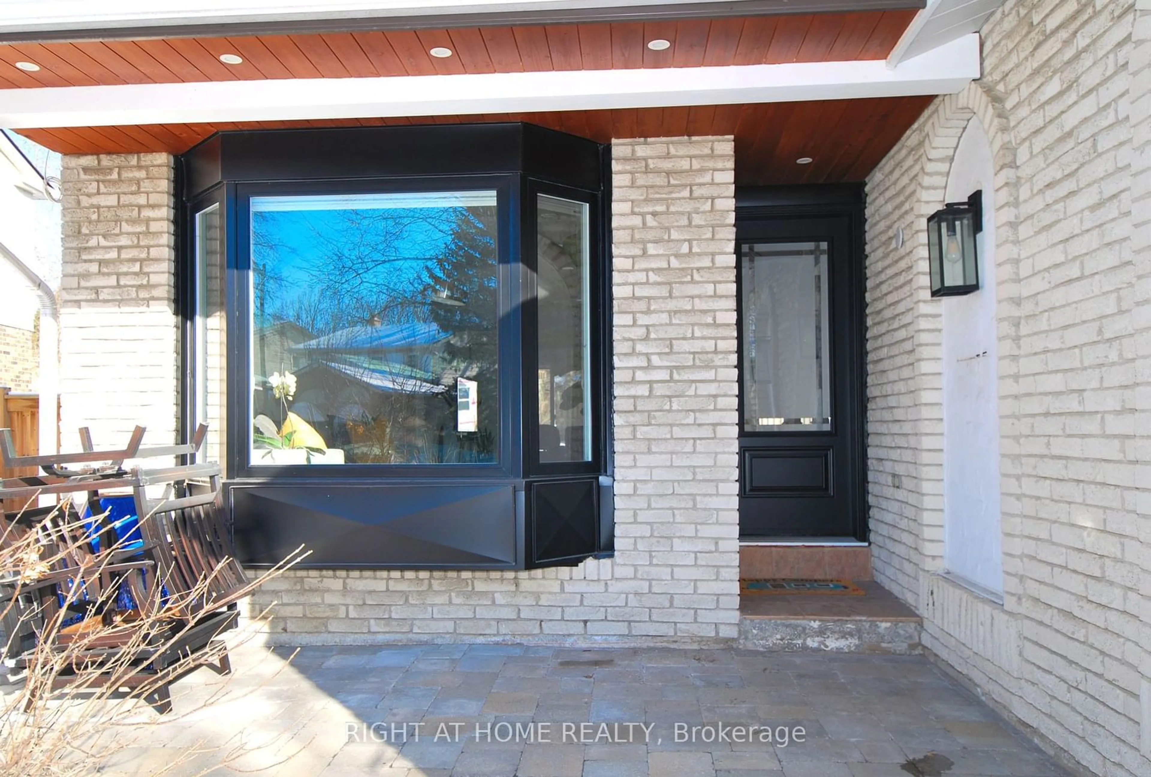 Indoor entryway for 32 Braeburn Dr, Markham Ontario L3T 4W6