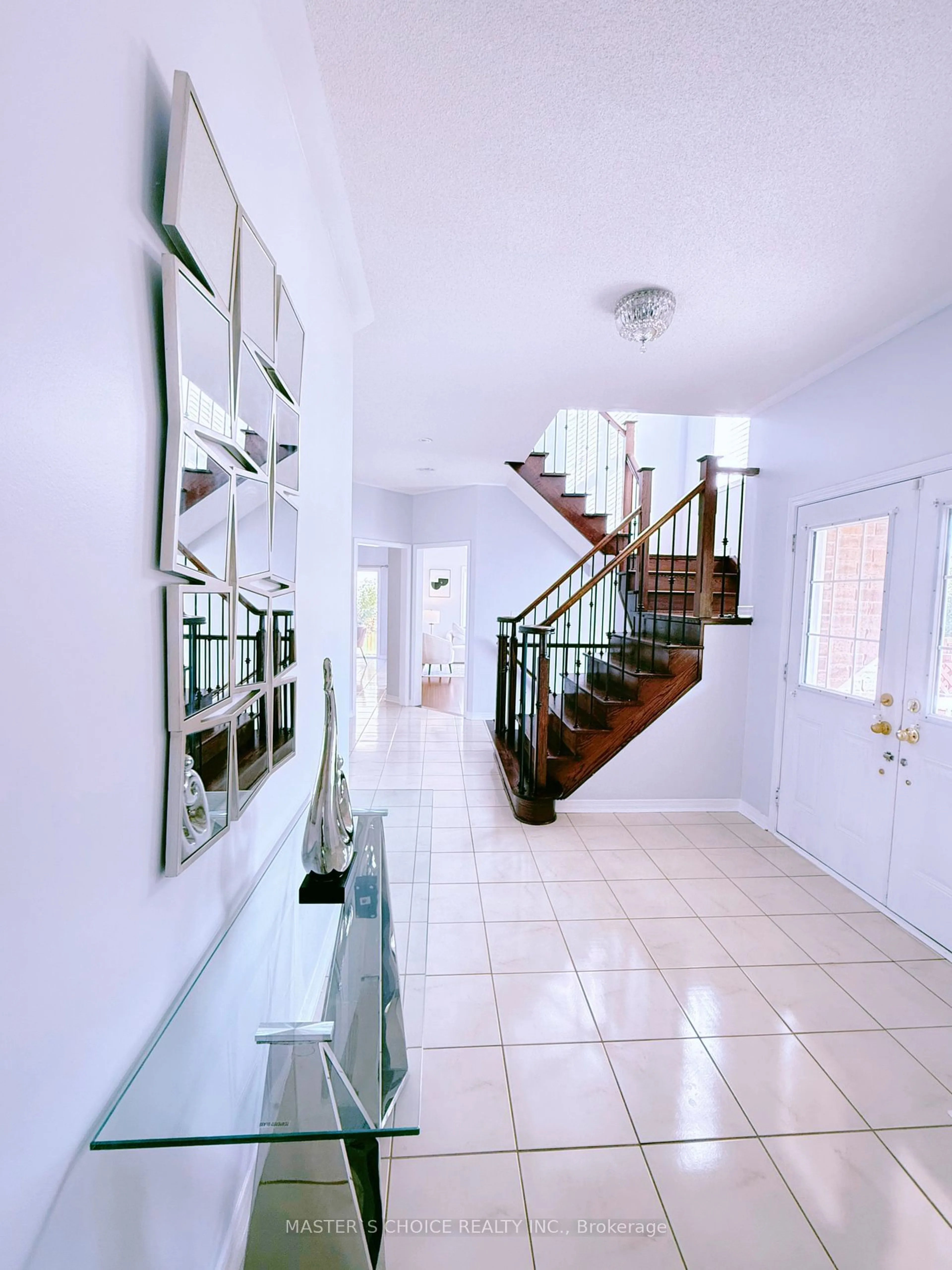 Indoor foyer for 656 North Lake Rd, Richmond Hill Ontario L4E 3C8