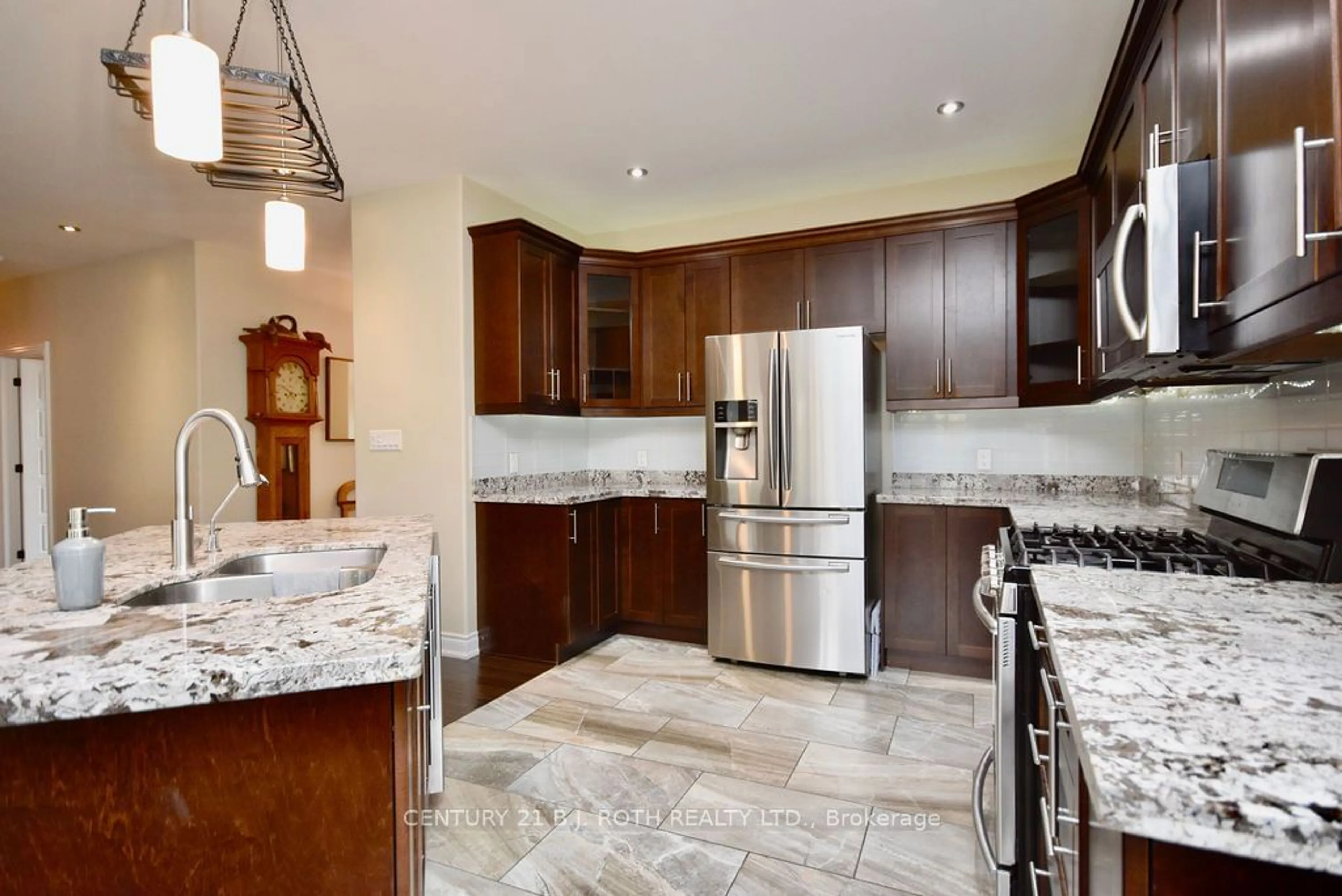 Open concept kitchen, ceramic/tile floor for 1738 Wingrove Ave, Innisfil Ontario L9S 1S4