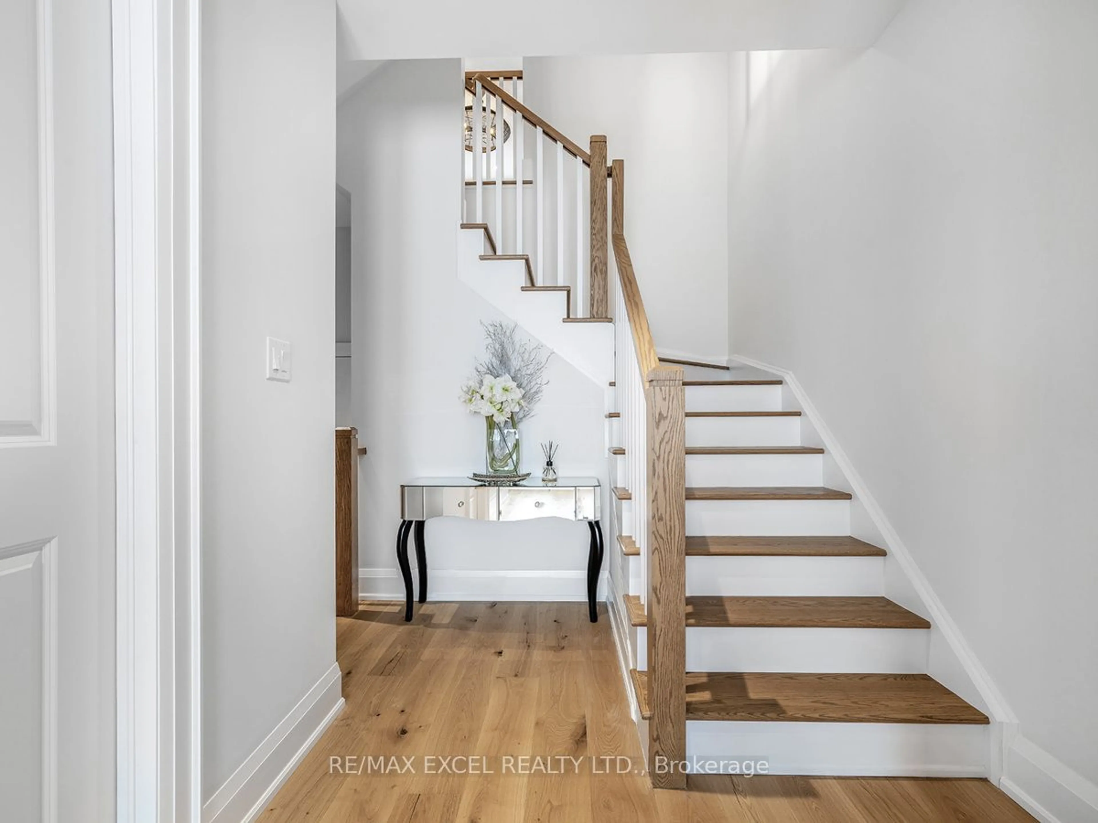 Stairs for 230 Rustle Woods Ave, Markham Ontario L6B 1R3