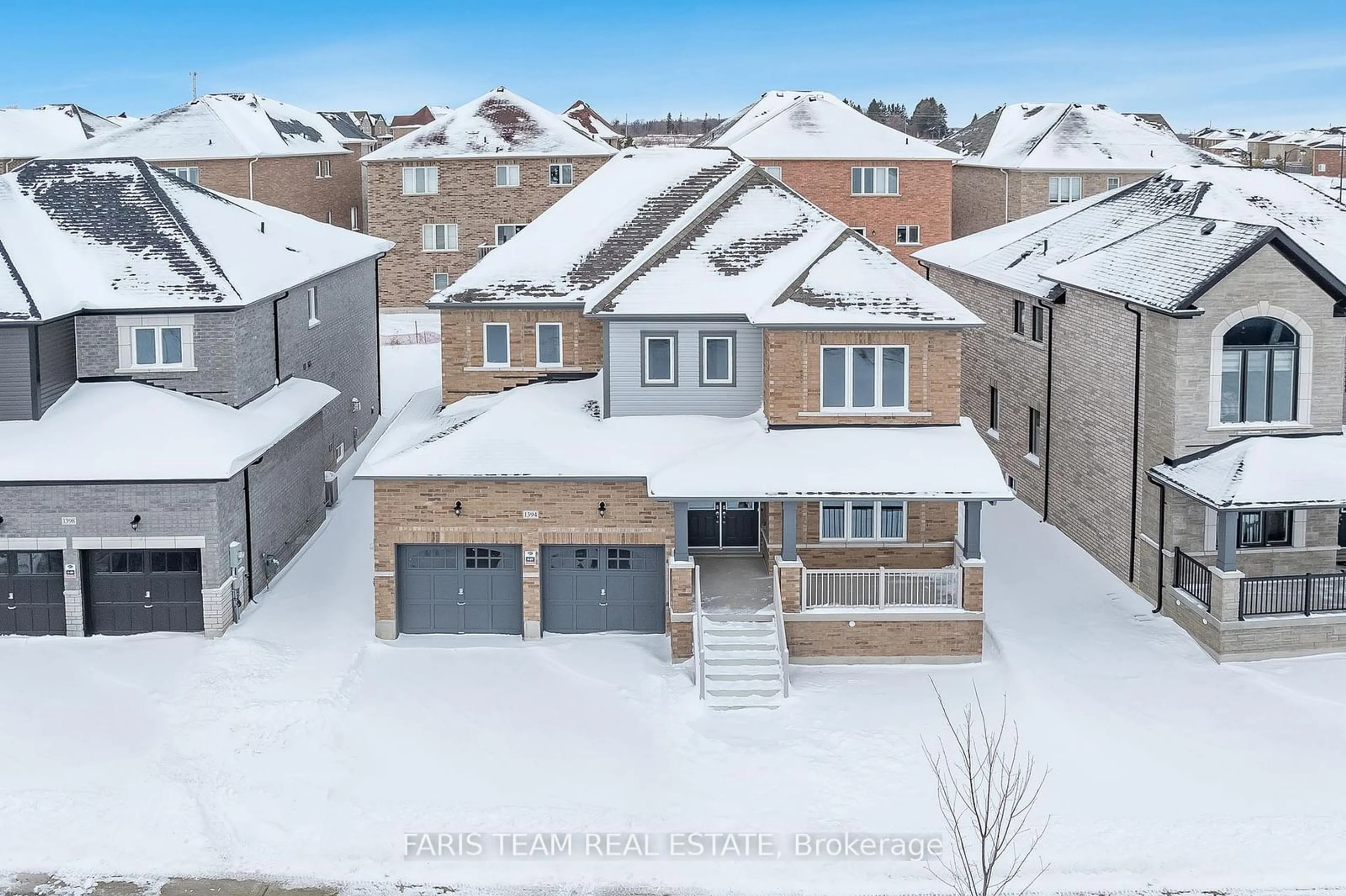 A pic from outside/outdoor area/front of a property/back of a property/a pic from drone, street for 1394 Stovell Cres, Innisfil Ontario L0L 1W0