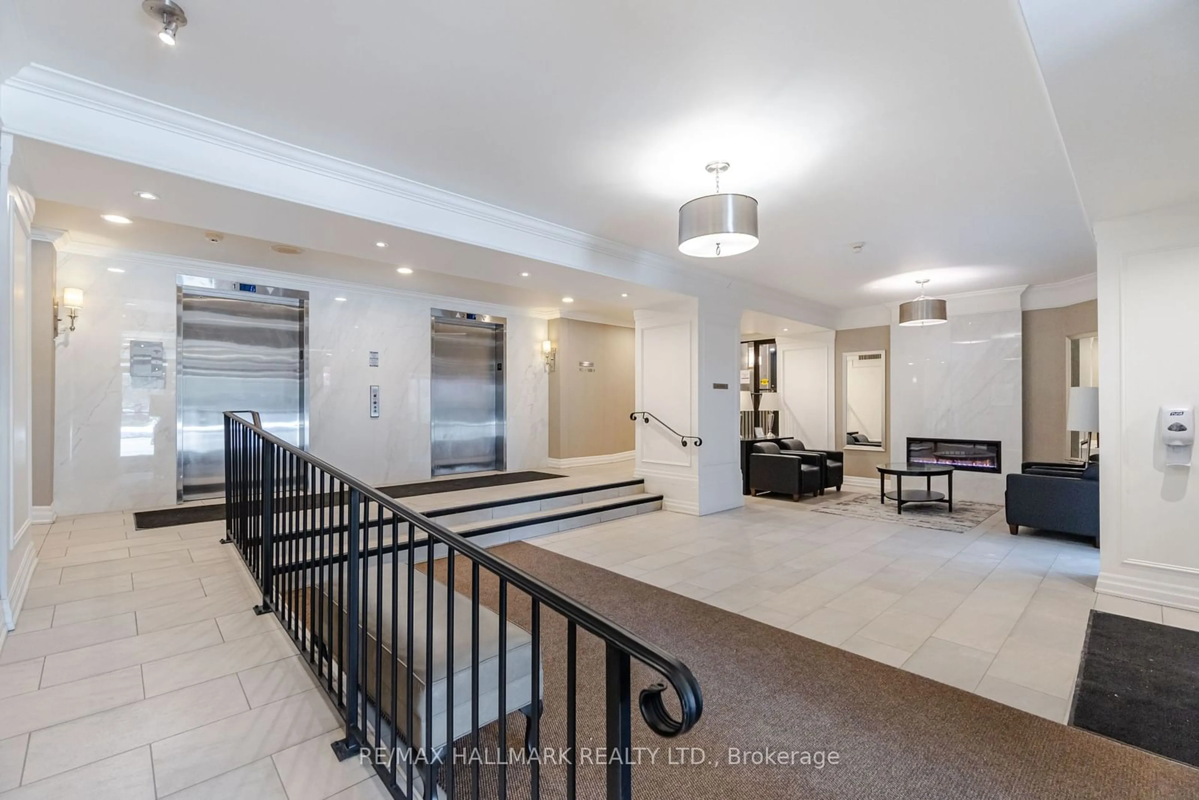 Indoor foyer for 5 Weldrick Rd #PH 813, Richmond Hill Ontario L4C 8S9