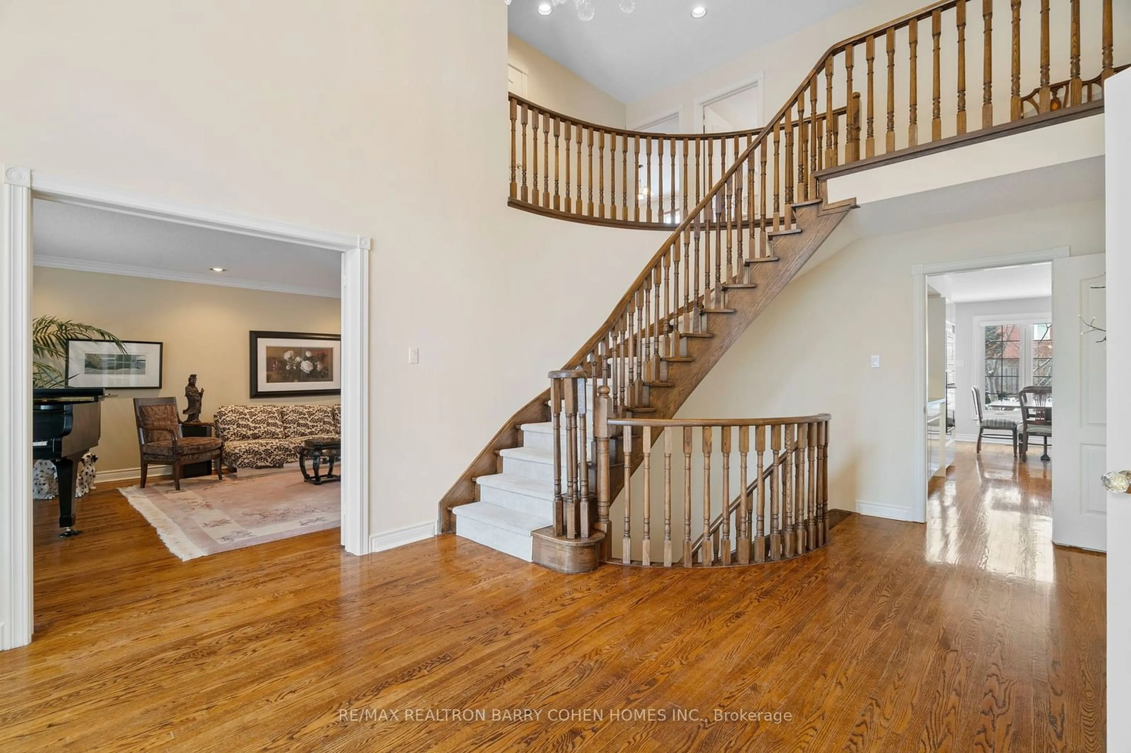 Indoor foyer for 11 Glenarden Cres, Richmond Hill Ontario L4B 2G3