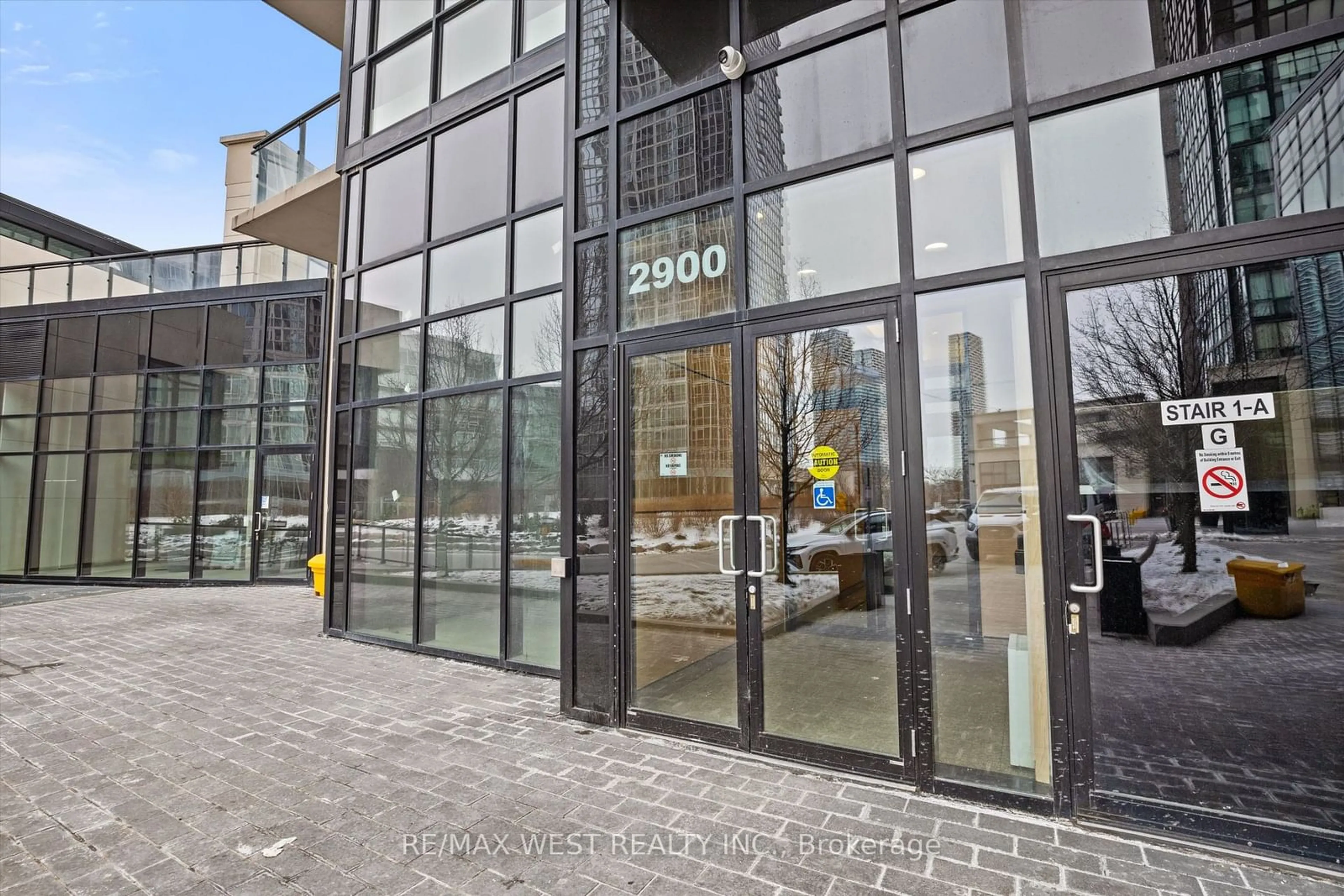 Indoor foyer for 2900 Hwy 7 #201, Vaughan Ontario L4K 0G3