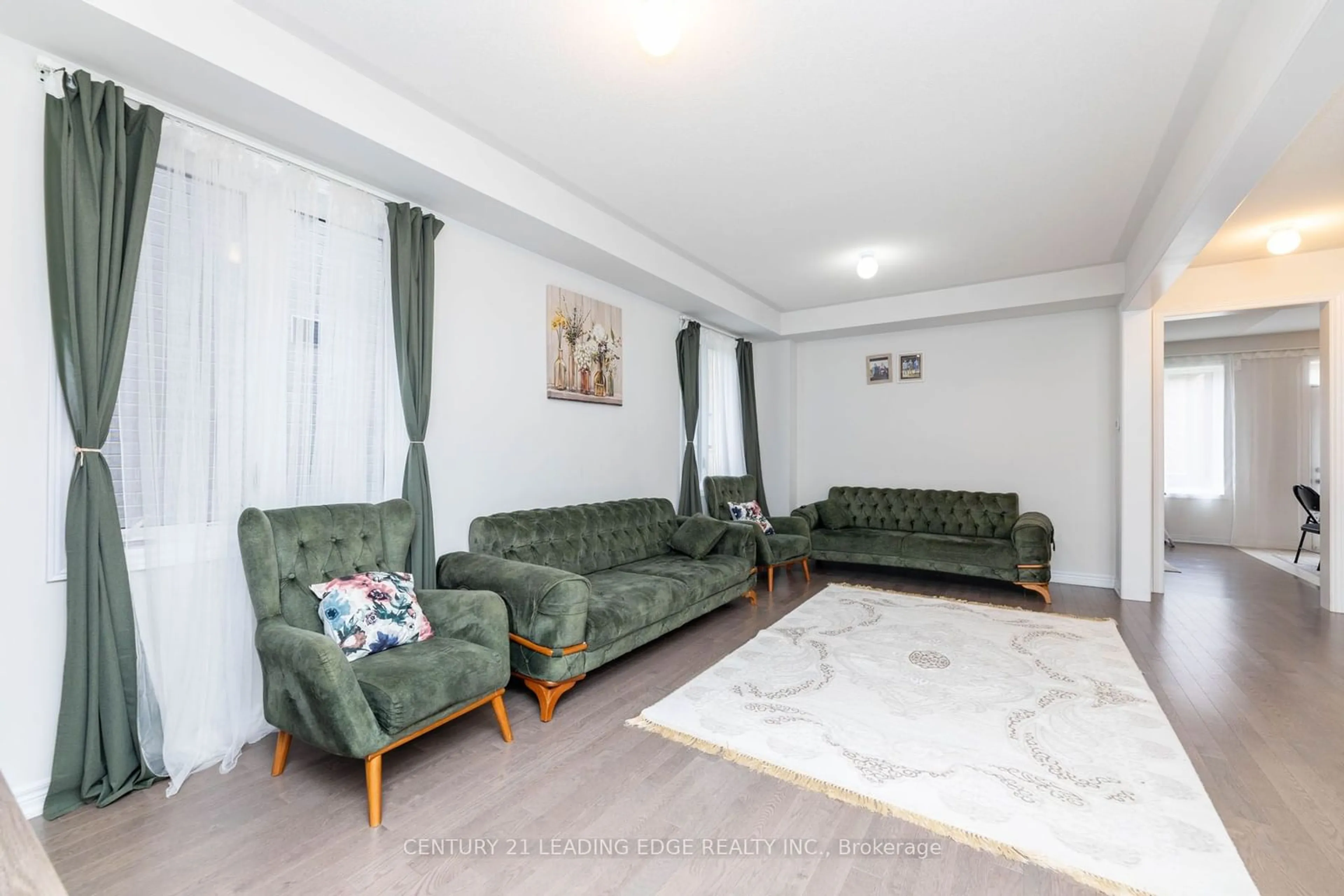 Living room with furniture, carpet floor for 163 Fallharvest Way, Whitchurch-Stouffville Ontario L4A 0R8