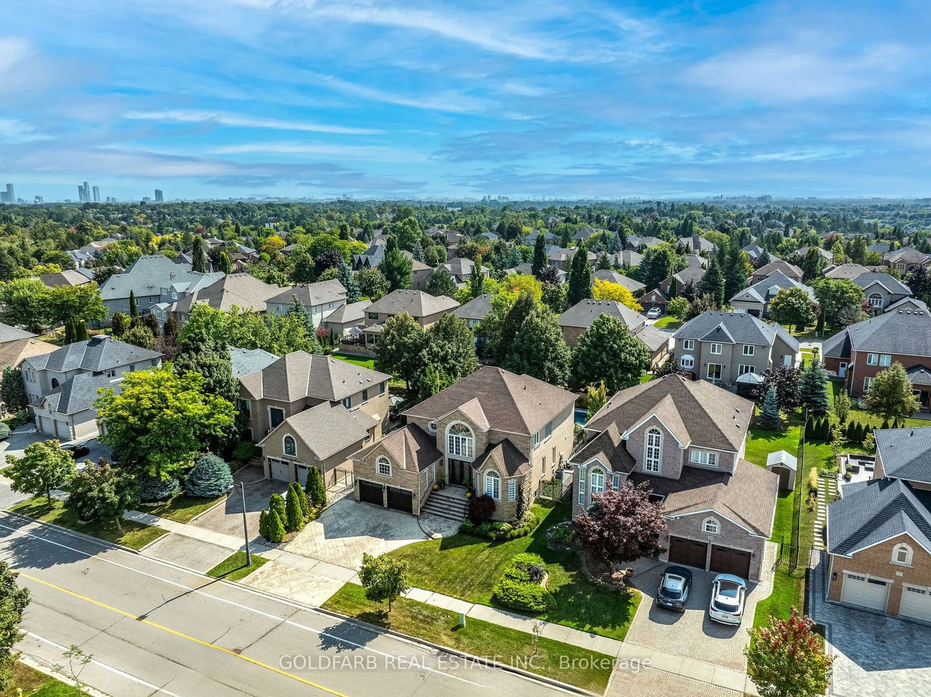 A pic from outside/outdoor area/front of a property/back of a property/a pic from drone, street for 215 Thomson Creek Blvd, Vaughan Ontario L4H 1H1