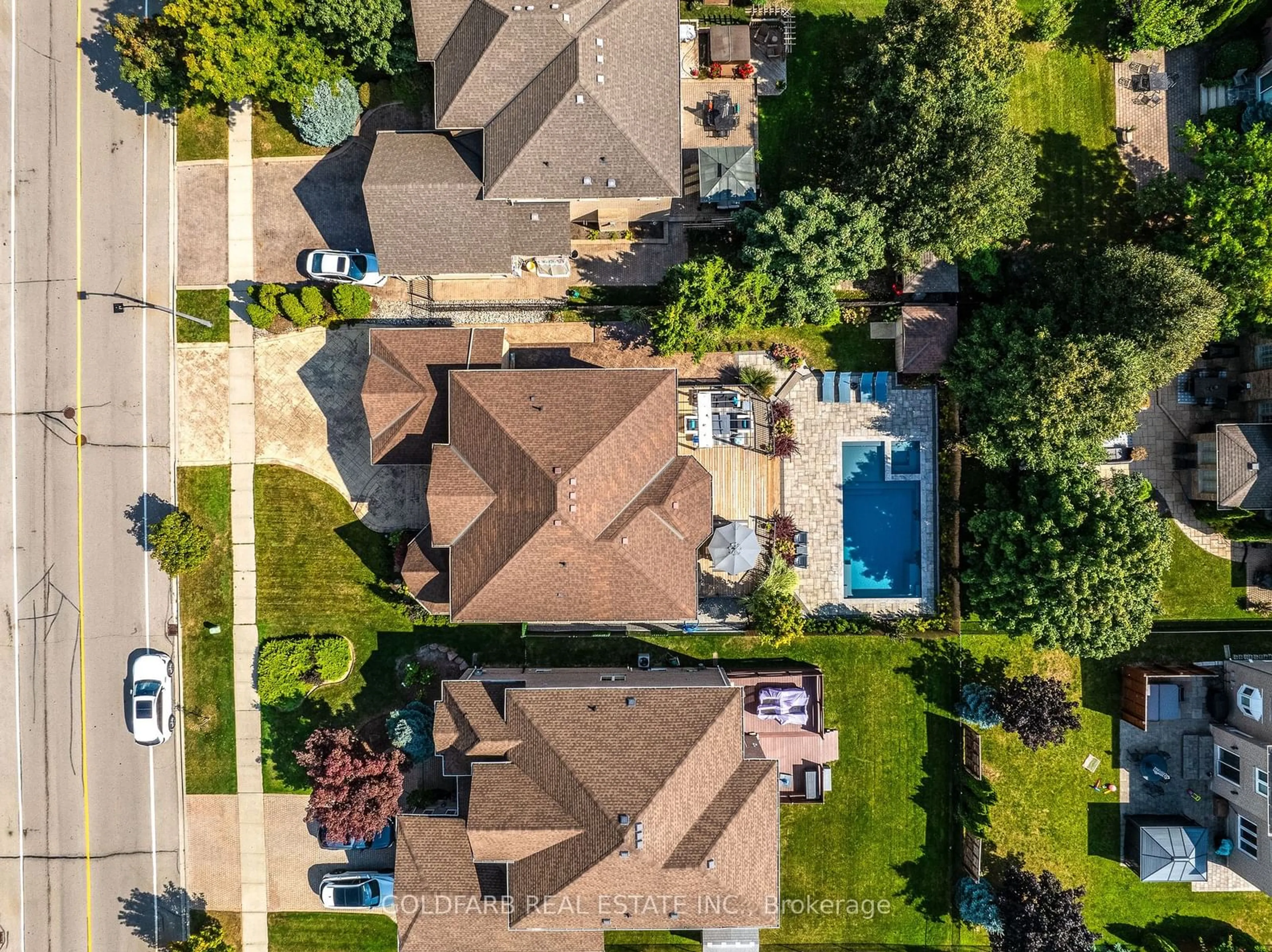 A pic from outside/outdoor area/front of a property/back of a property/a pic from drone, street for 215 Thomson Creek Blvd, Vaughan Ontario L4H 1H1