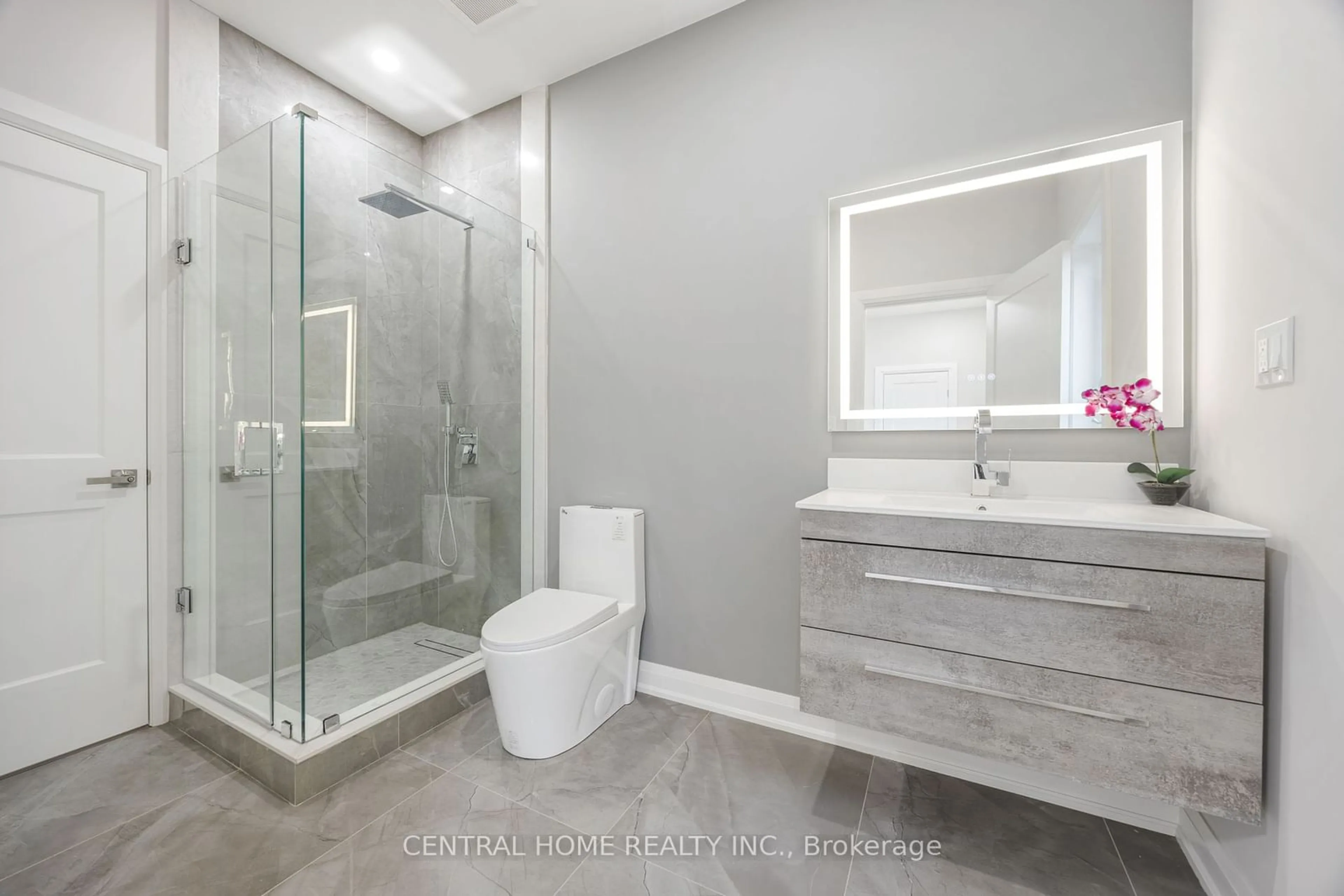 Contemporary bathroom, ceramic/tile floor for 2954 Elgin Mills Rd, Markham Ontario L6C 1K9