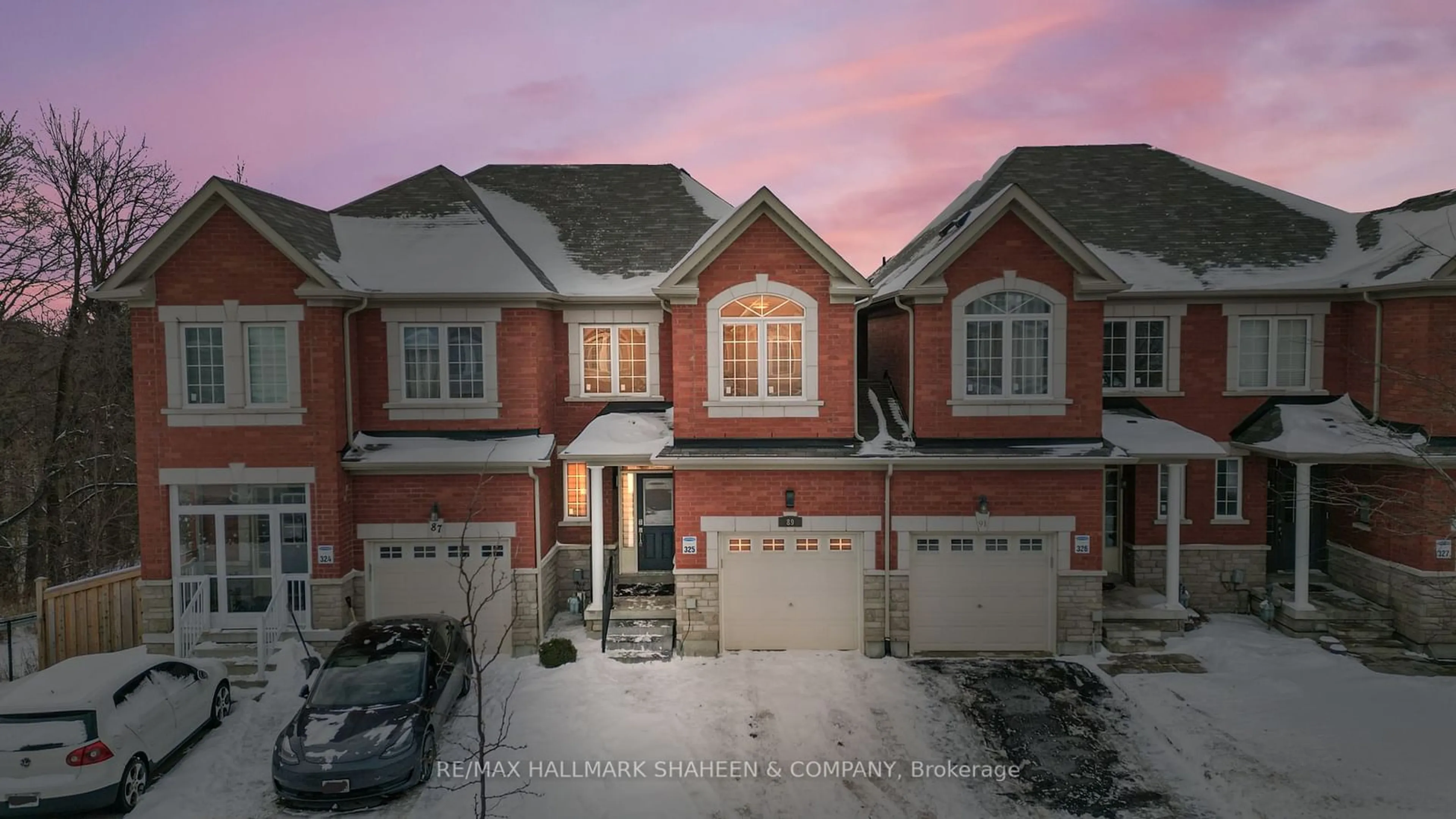 A pic from outside/outdoor area/front of a property/back of a property/a pic from drone, street for 89 Collin Crt, Richmond Hill Ontario L4E 0X7