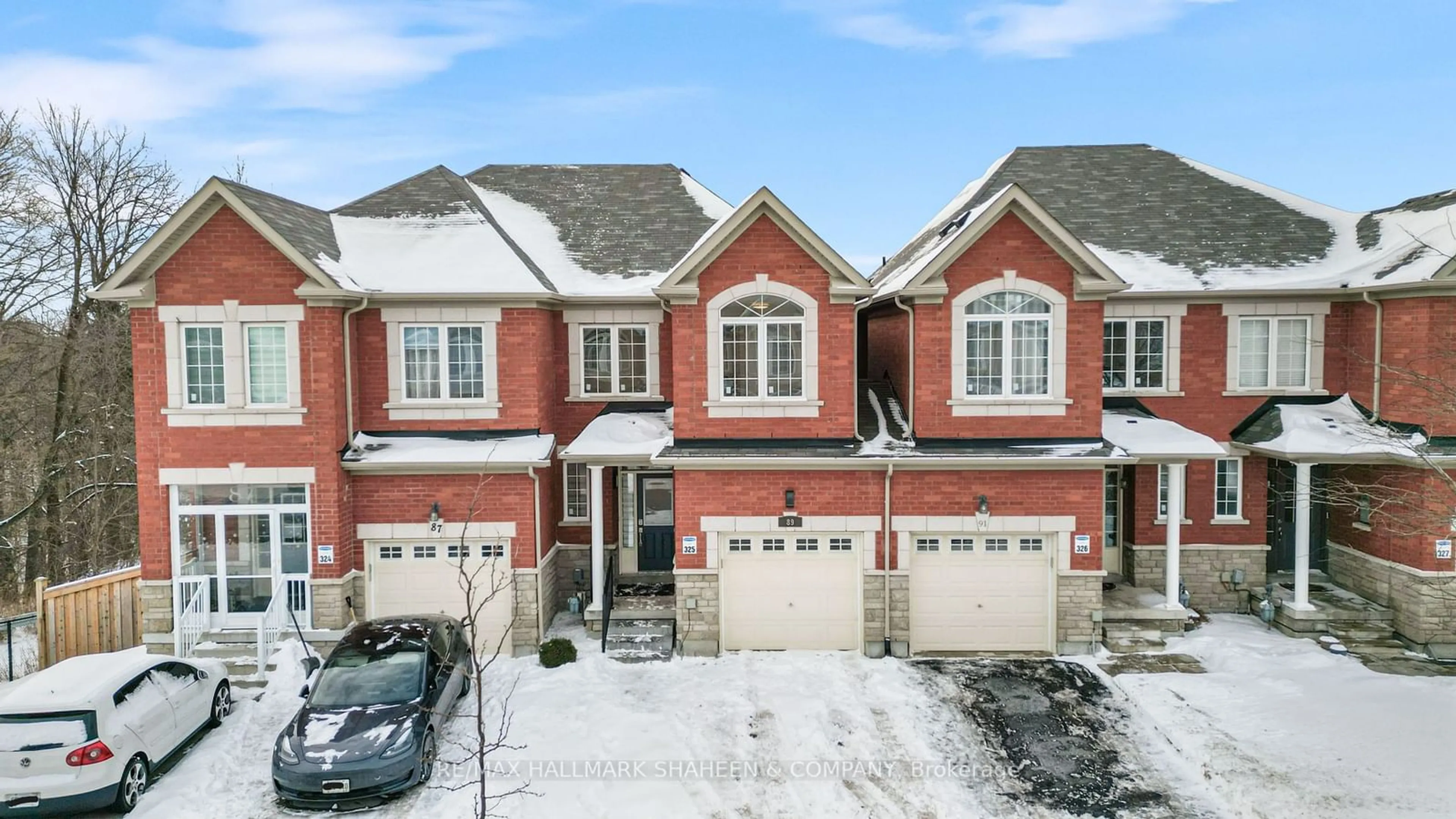 A pic from outside/outdoor area/front of a property/back of a property/a pic from drone, street for 89 Collin Crt, Richmond Hill Ontario L4E 0X7