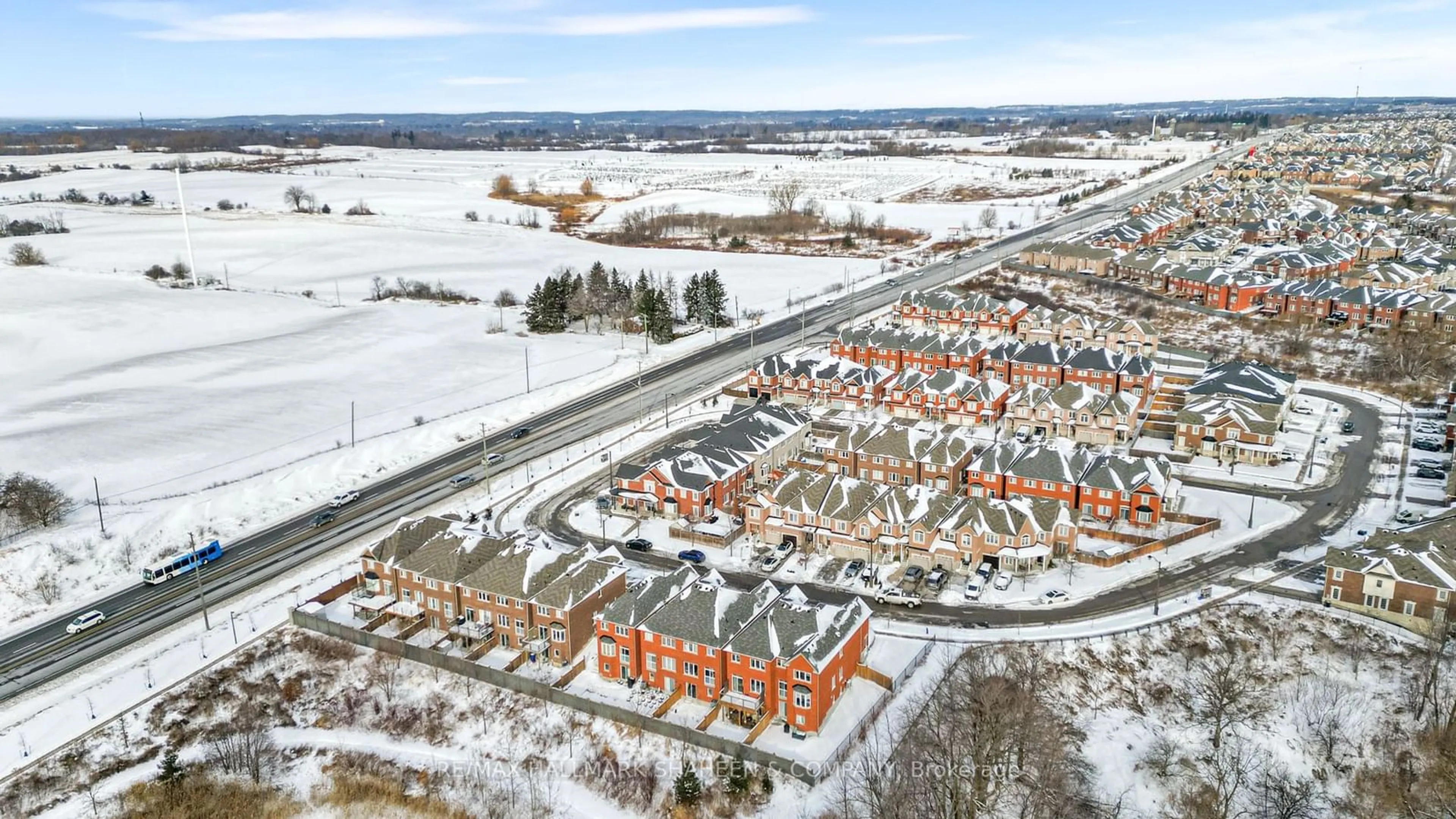 A pic from outside/outdoor area/front of a property/back of a property/a pic from drone, street for 89 Collin Crt, Richmond Hill Ontario L4E 0X7