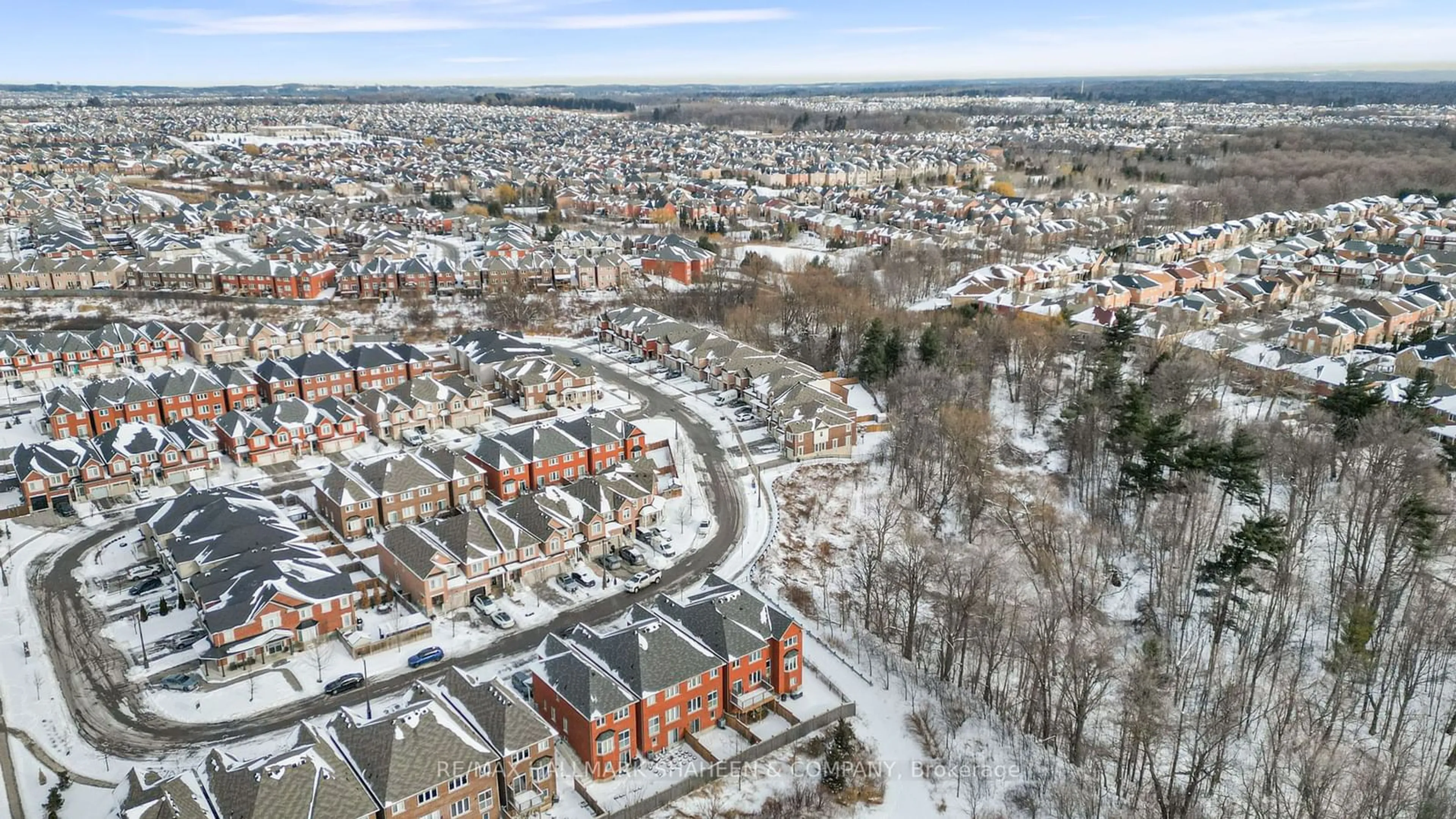 A pic from outside/outdoor area/front of a property/back of a property/a pic from drone, street for 89 Collin Crt, Richmond Hill Ontario L4E 0X7