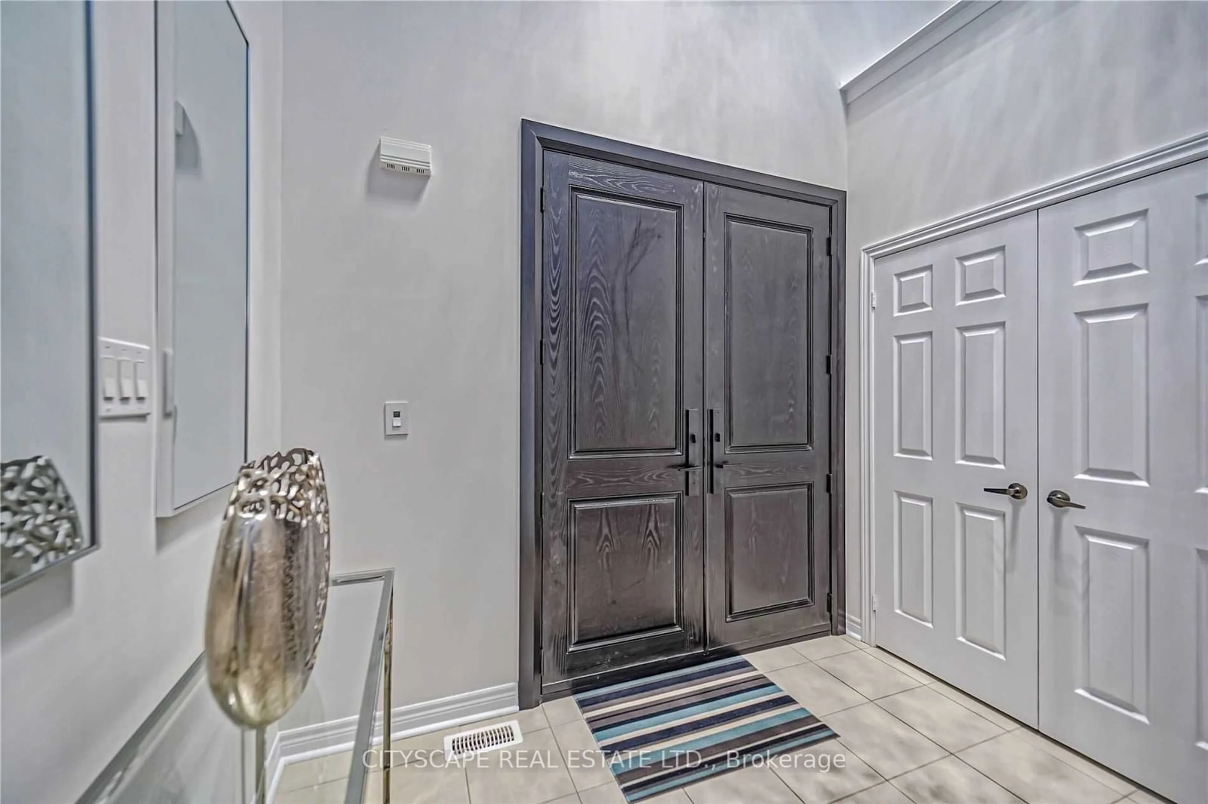 Indoor entryway for 37 Silk Oak Crt, Vaughan Ontario L6A 0M3