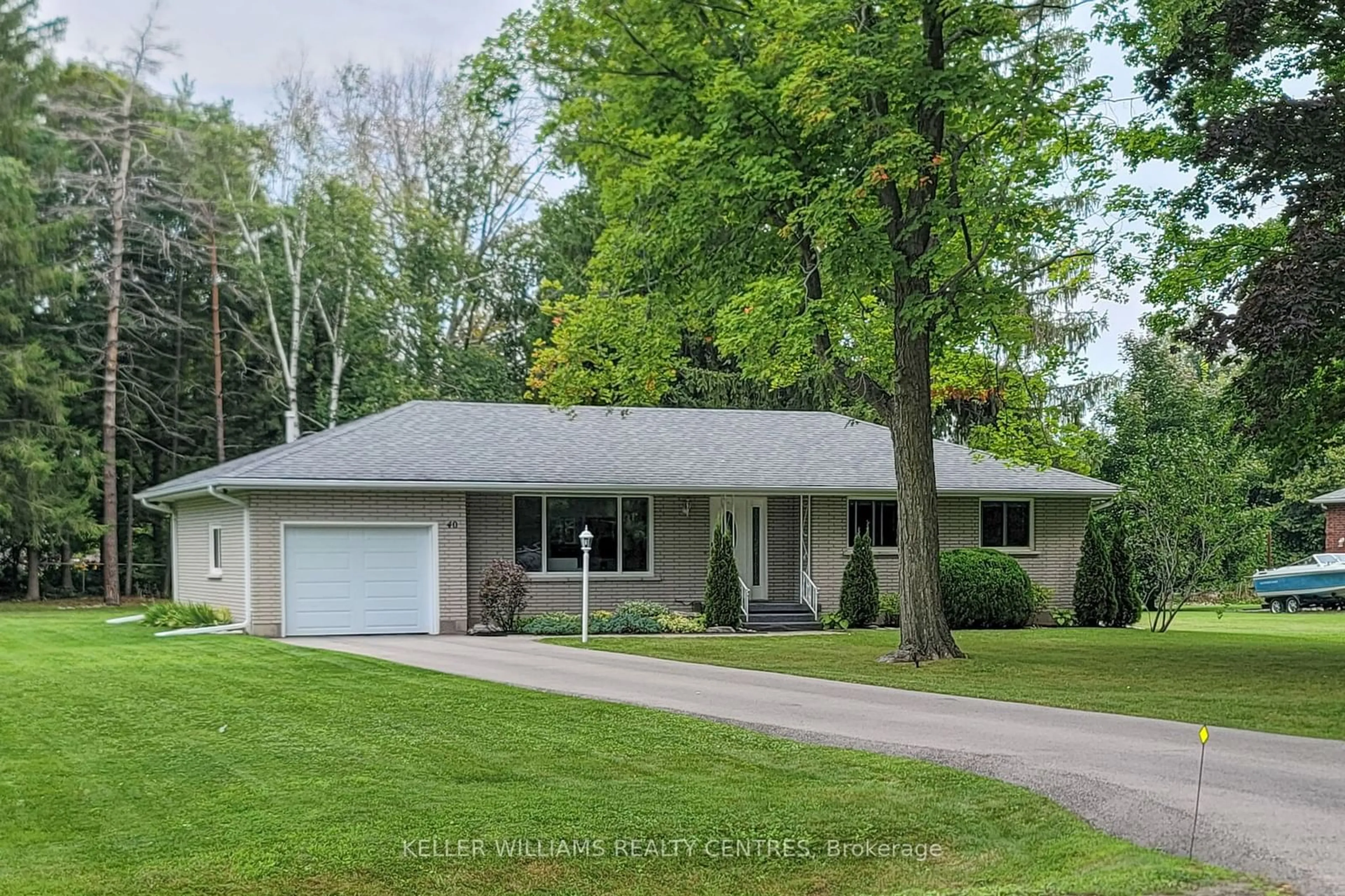 Home with vinyl exterior material, street for 40 Wood River Bend, Georgina Ontario L0E 1R0