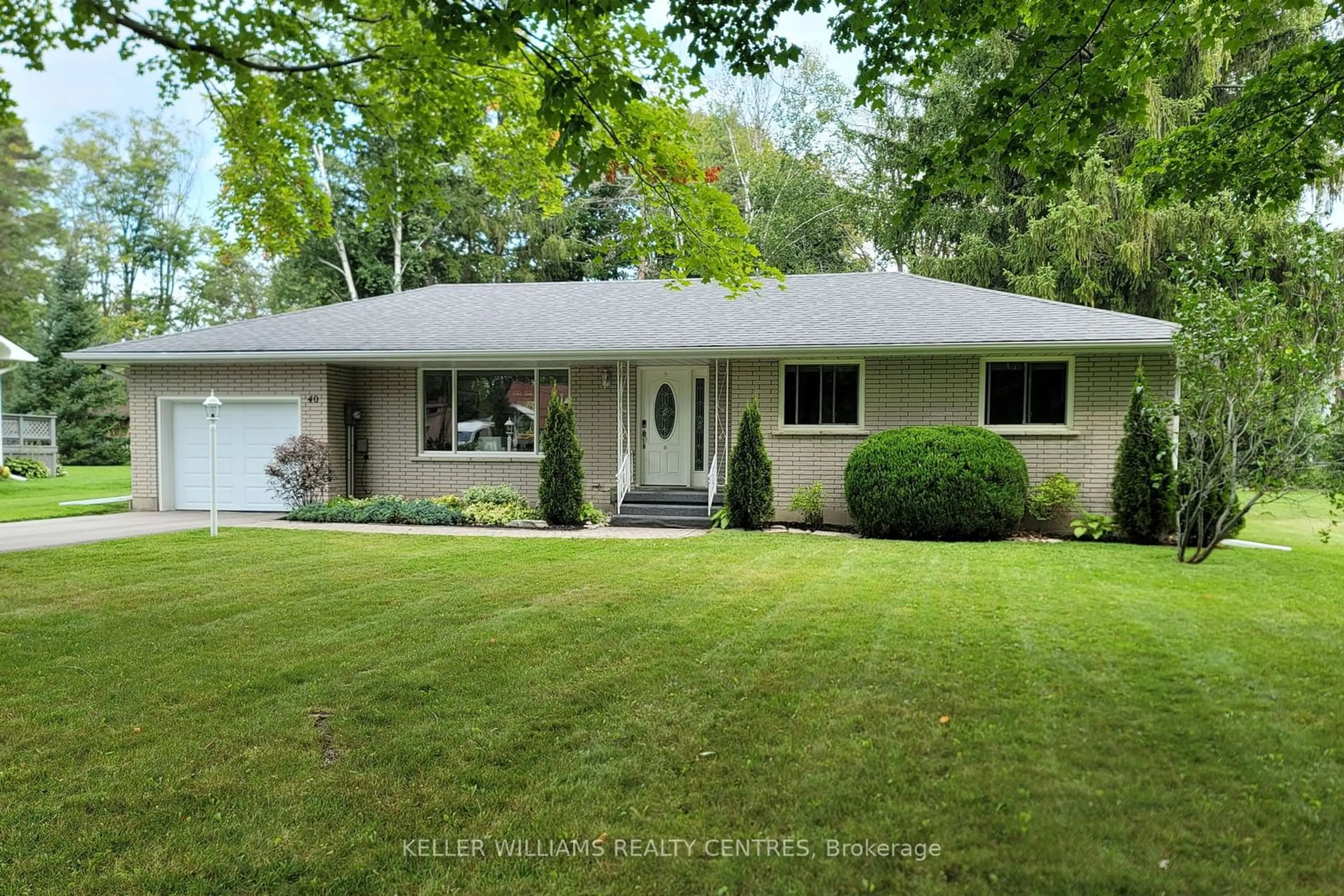 Home with vinyl exterior material, street for 40 Wood River Bend, Georgina Ontario L0E 1R0