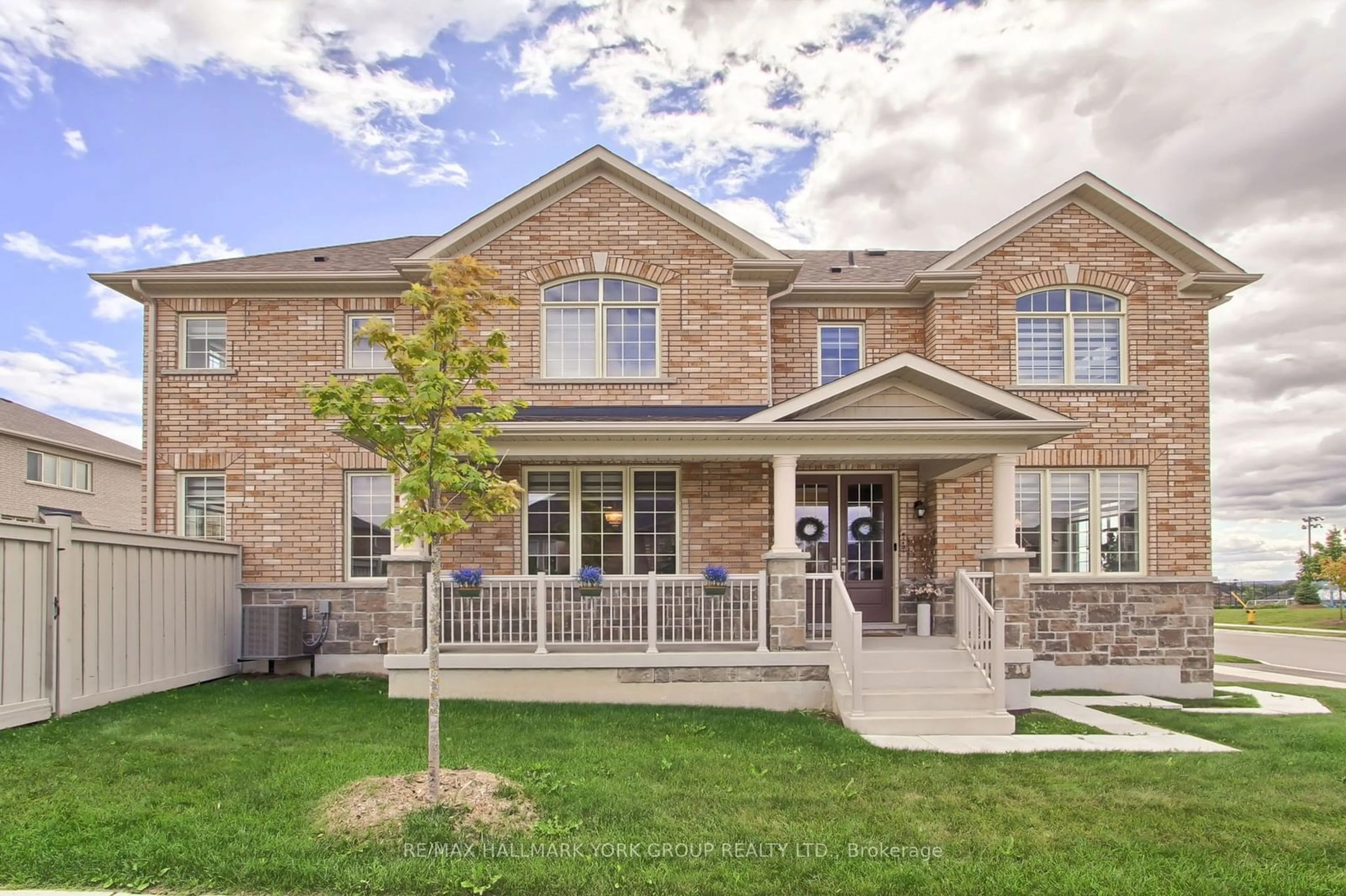 Home with brick exterior material, street for 190 Walter English Dr, East Gwillimbury Ontario L0G 1R0