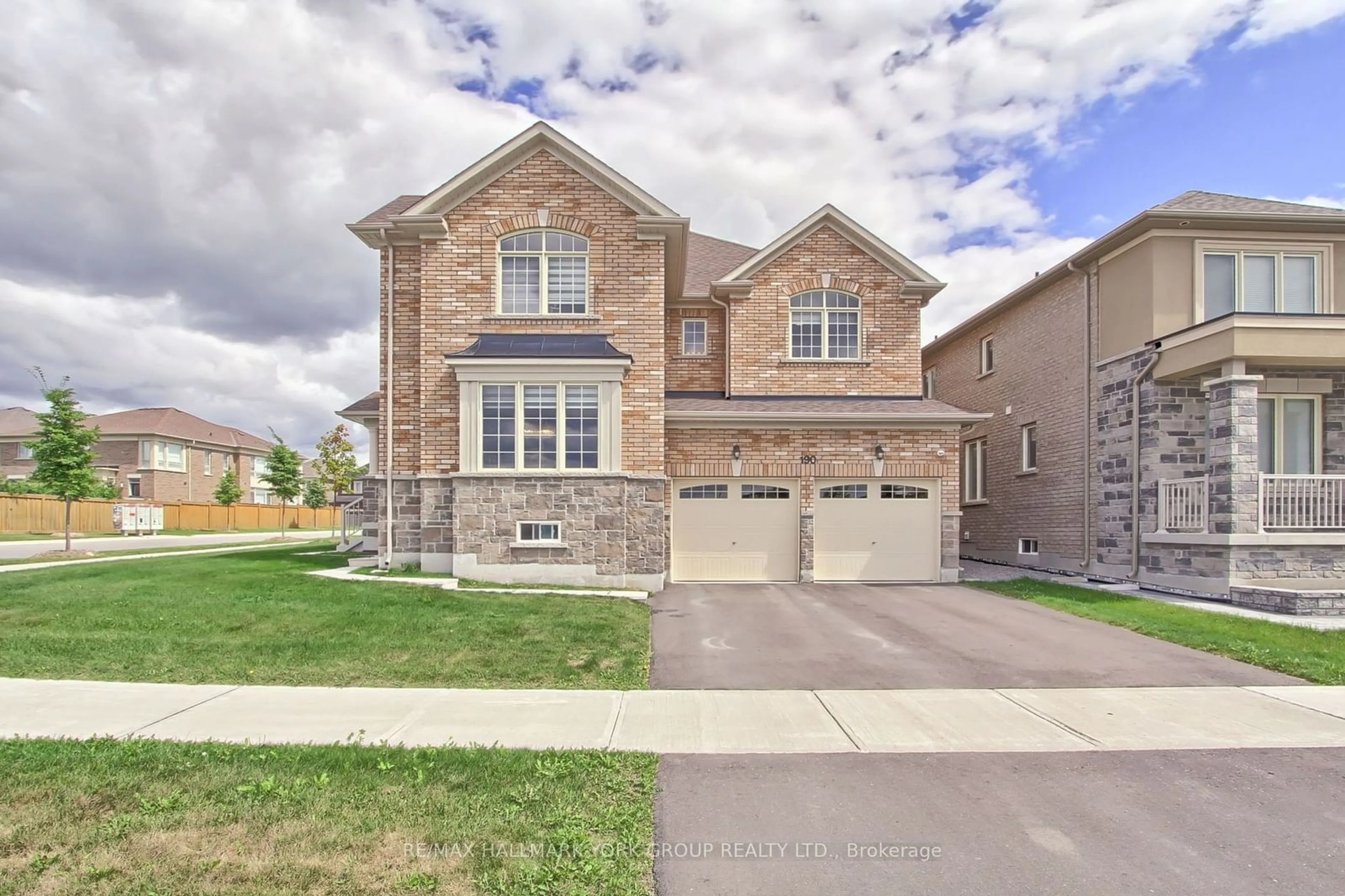 Home with brick exterior material, street for 190 Walter English Dr, East Gwillimbury Ontario L0G 1R0