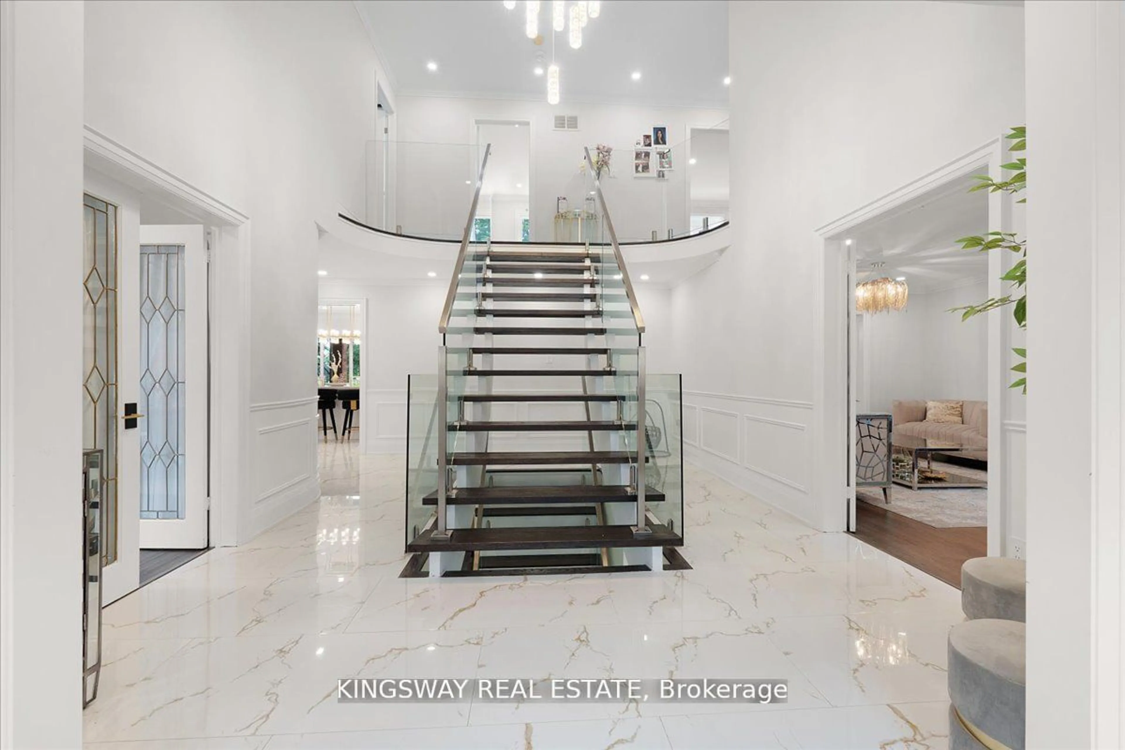 Indoor foyer for 265 Wycliffe Ave, Vaughan Ontario L4L 3N7