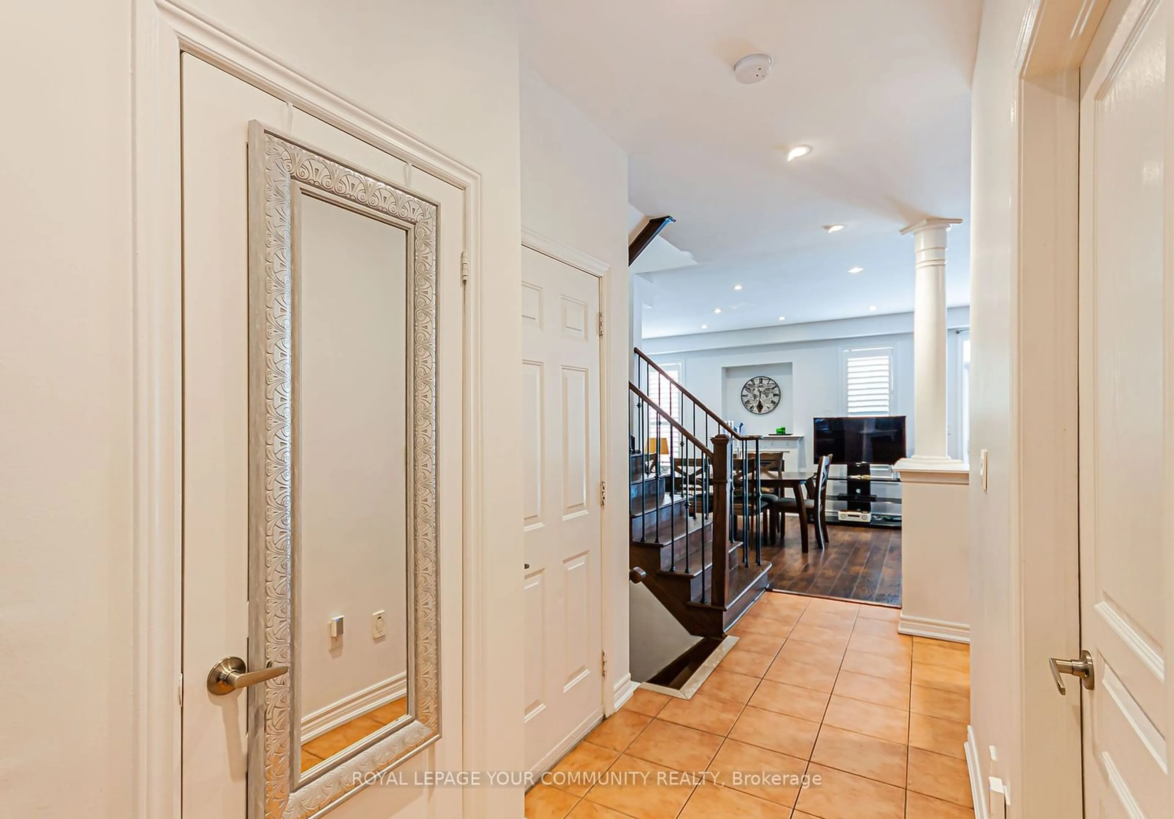 Indoor entryway for 16 Kingshill Rd, Richmond Hill Ontario L4E 4B1