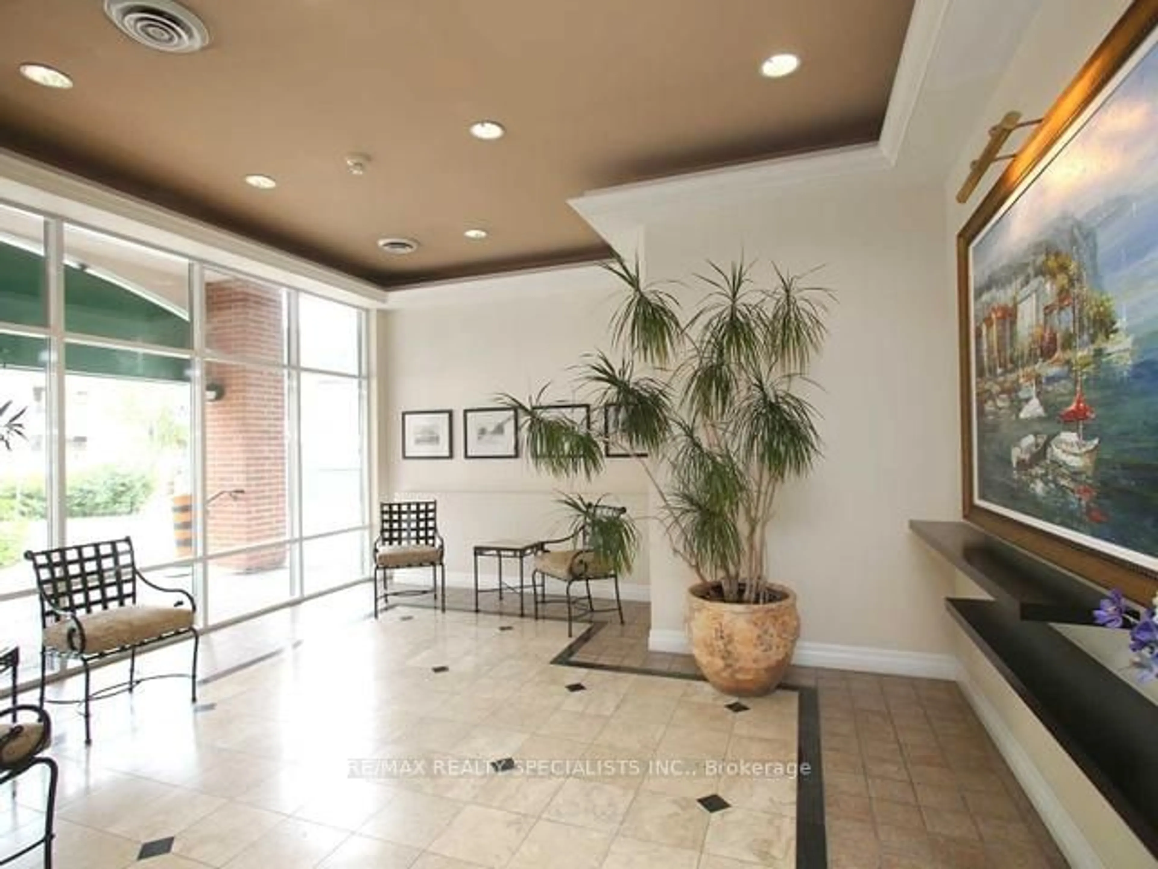 Indoor foyer for 121 Woodbridge Ave #412, Vaughan Ontario L4L 9E3