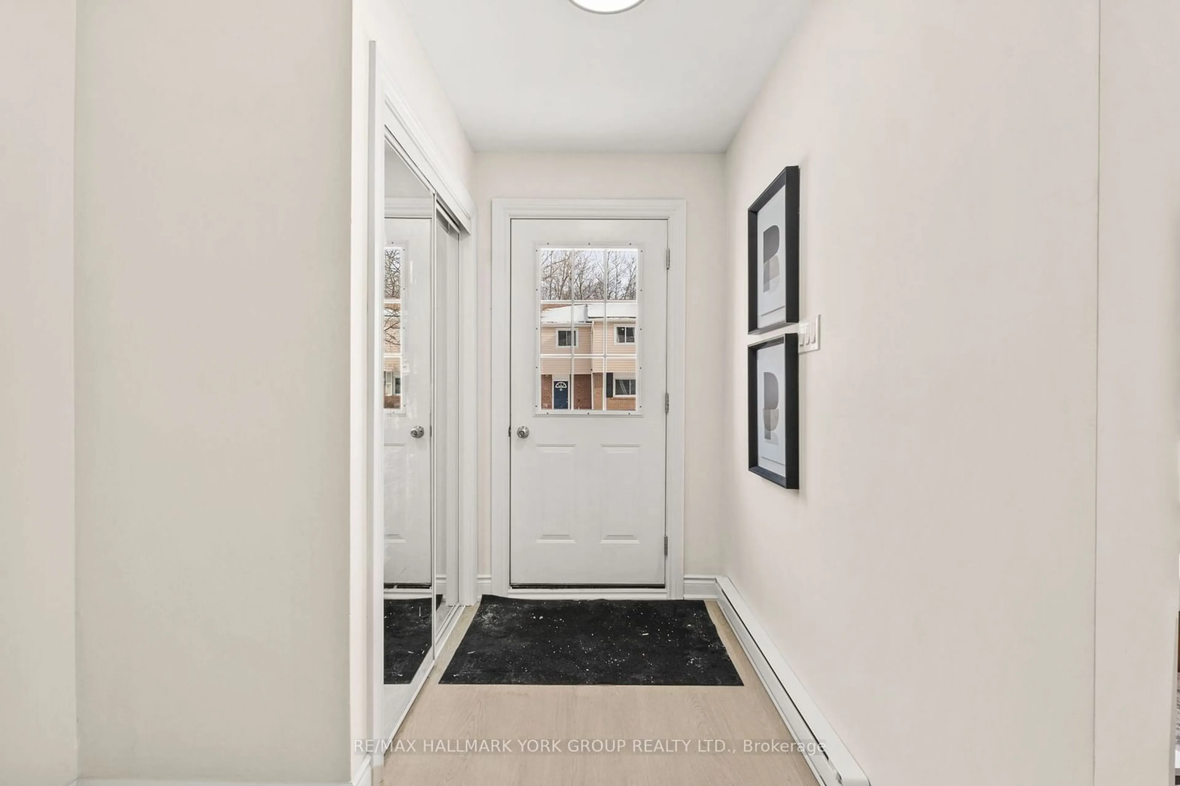 Indoor entryway for 40 East St #6, Georgina Ontario L0E 1R0