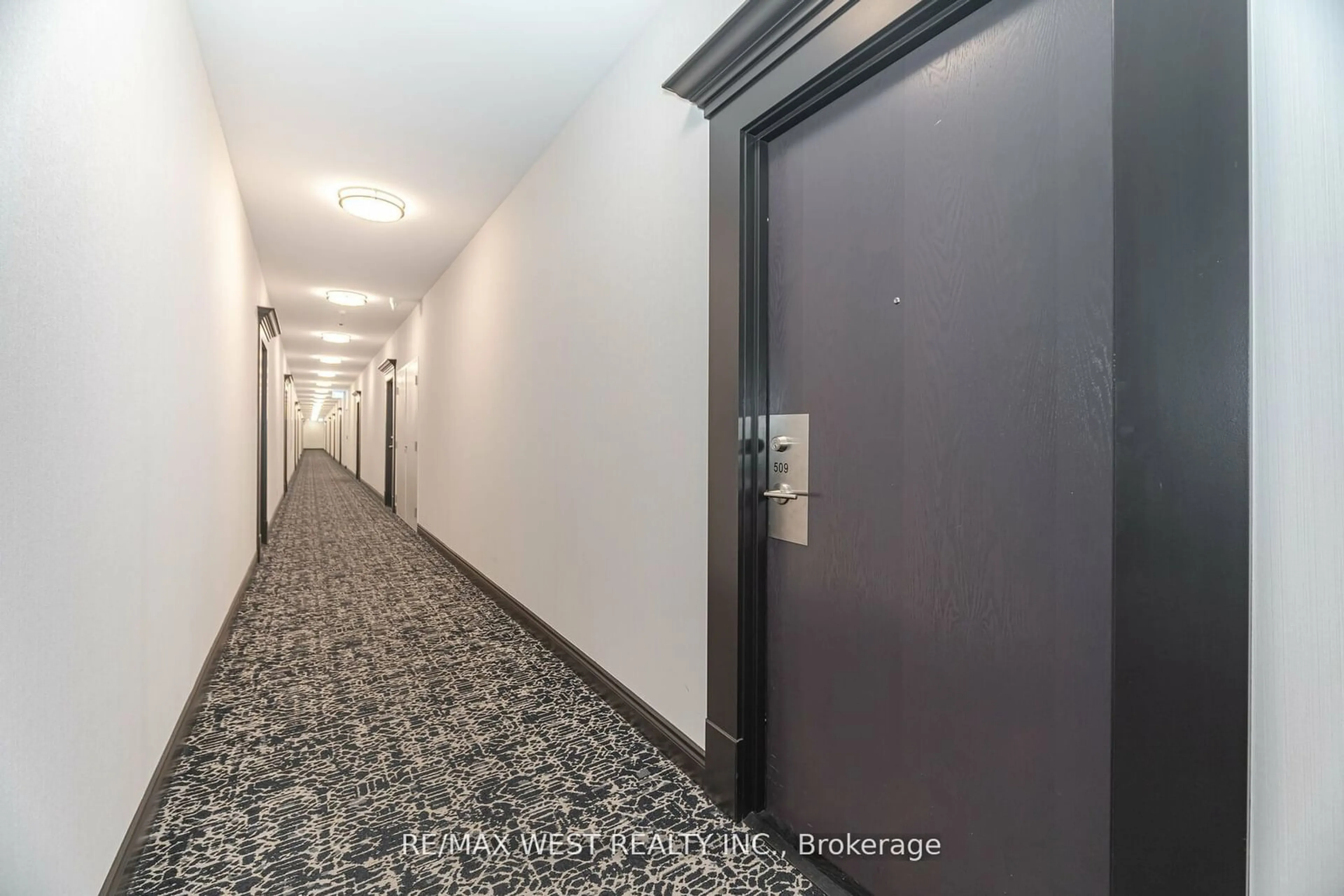 Indoor foyer for 281 Woodbridge Ave #509, Vaughan Ontario L4L 0C6