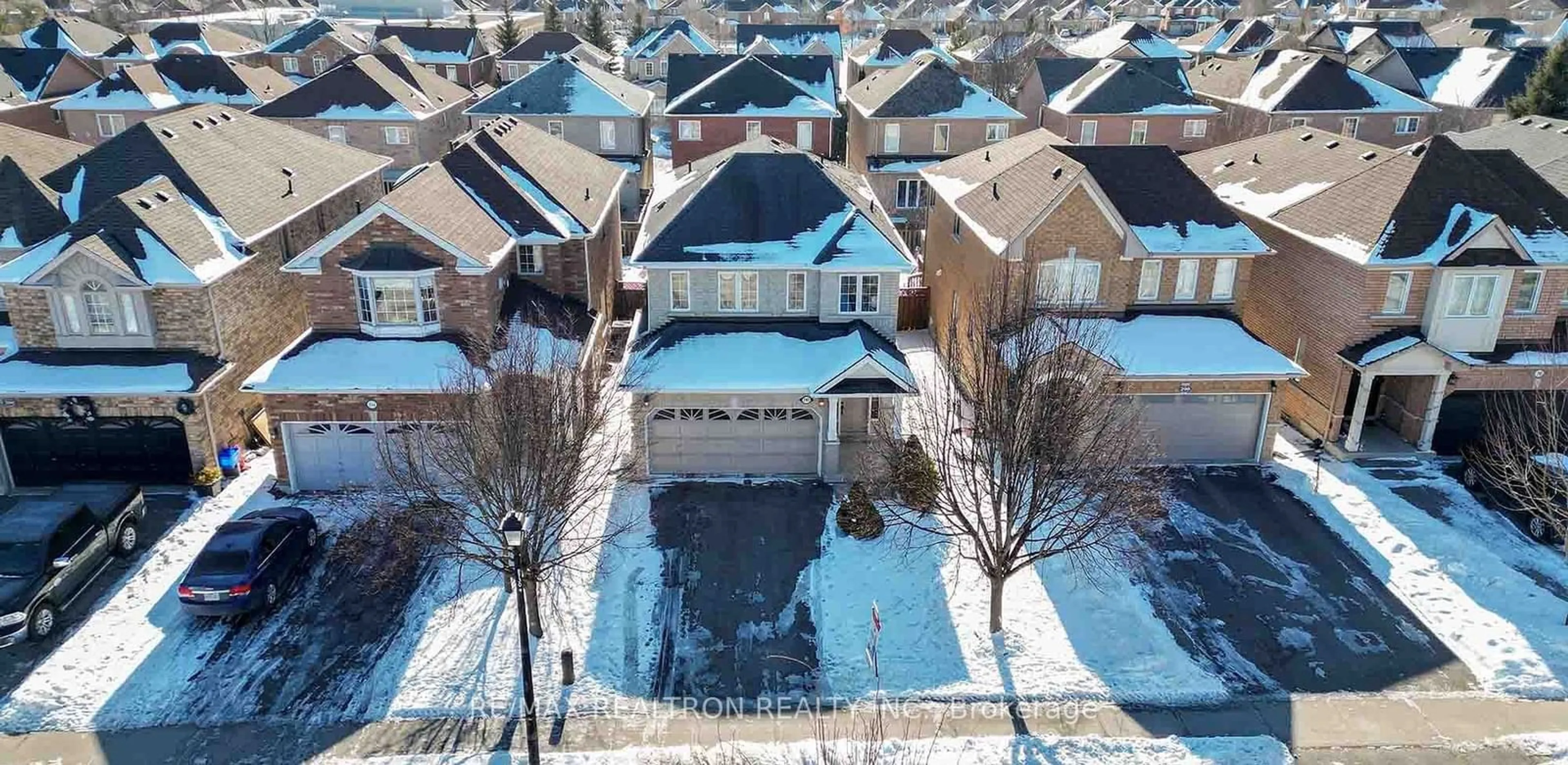 A pic from outside/outdoor area/front of a property/back of a property/a pic from drone, unknown for 292 Mcbride Cres, Newmarket Ontario L3X 2W3