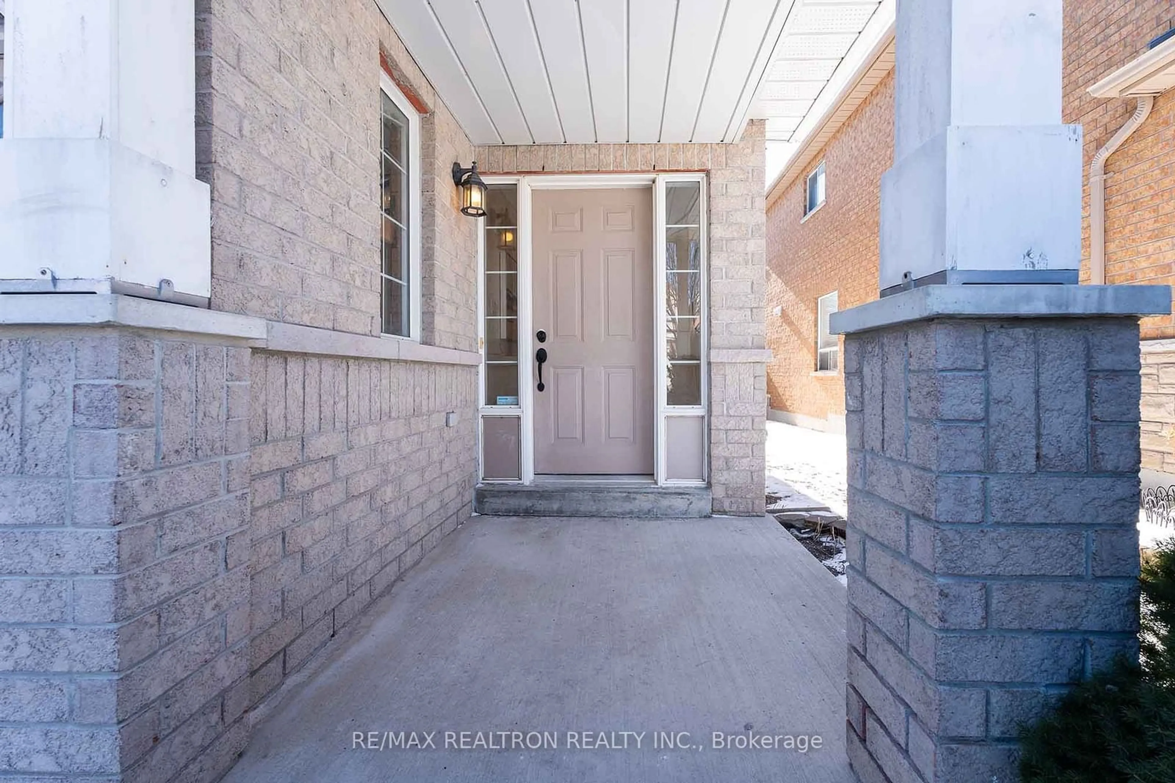 Indoor entryway for 292 Mcbride Cres, Newmarket Ontario L3X 2W3