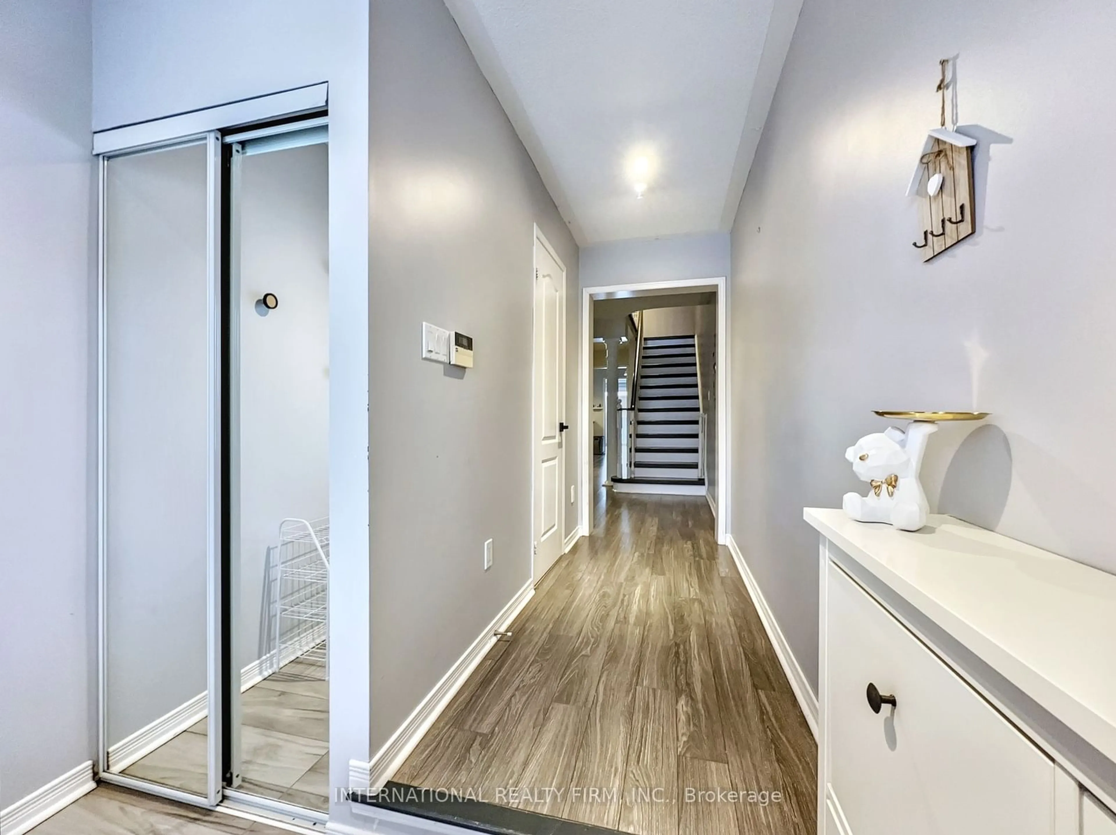 Indoor entryway for 6 Casabel Dr, Vaughan Ontario L6A 3M4