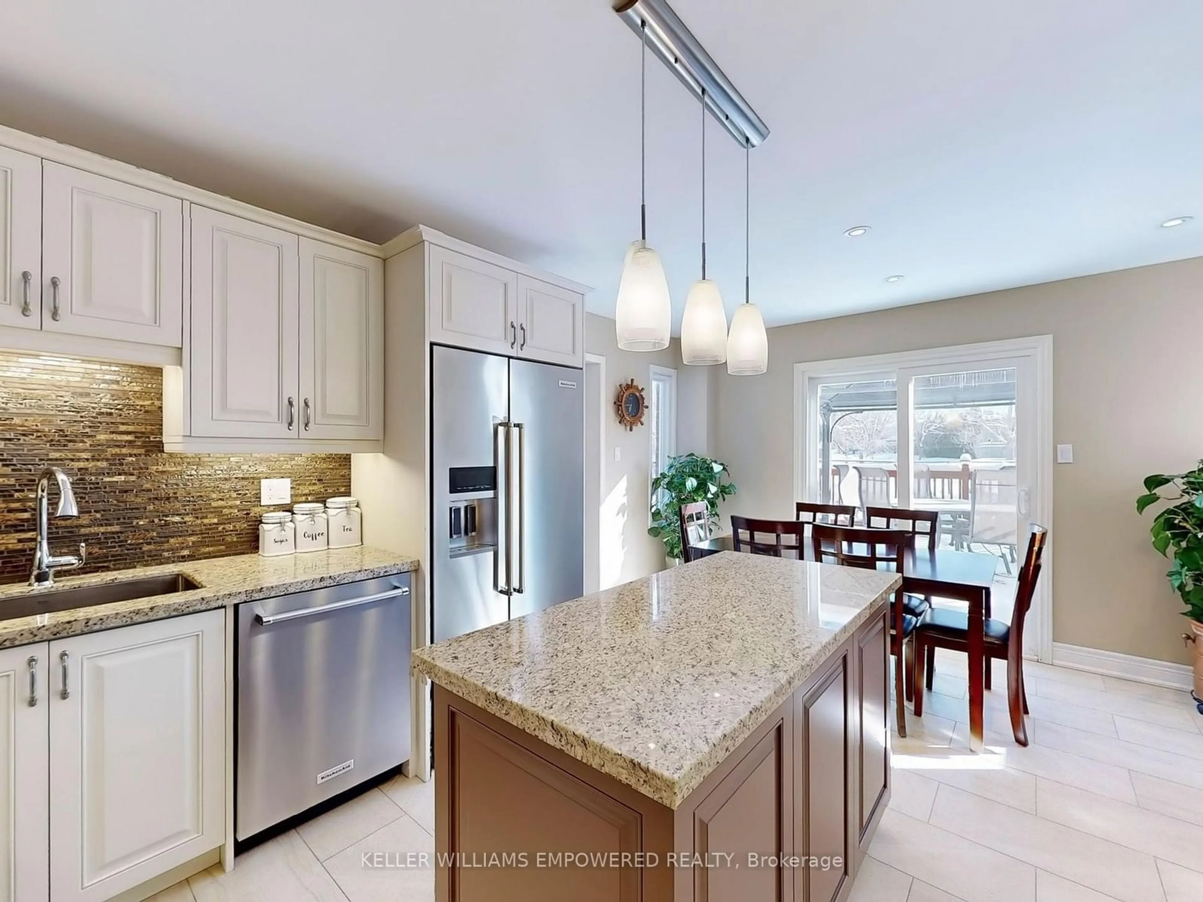 Open concept kitchen, ceramic/tile floor for 15 Fieldcroft Crt, Vaughan Ontario L6A 1J3