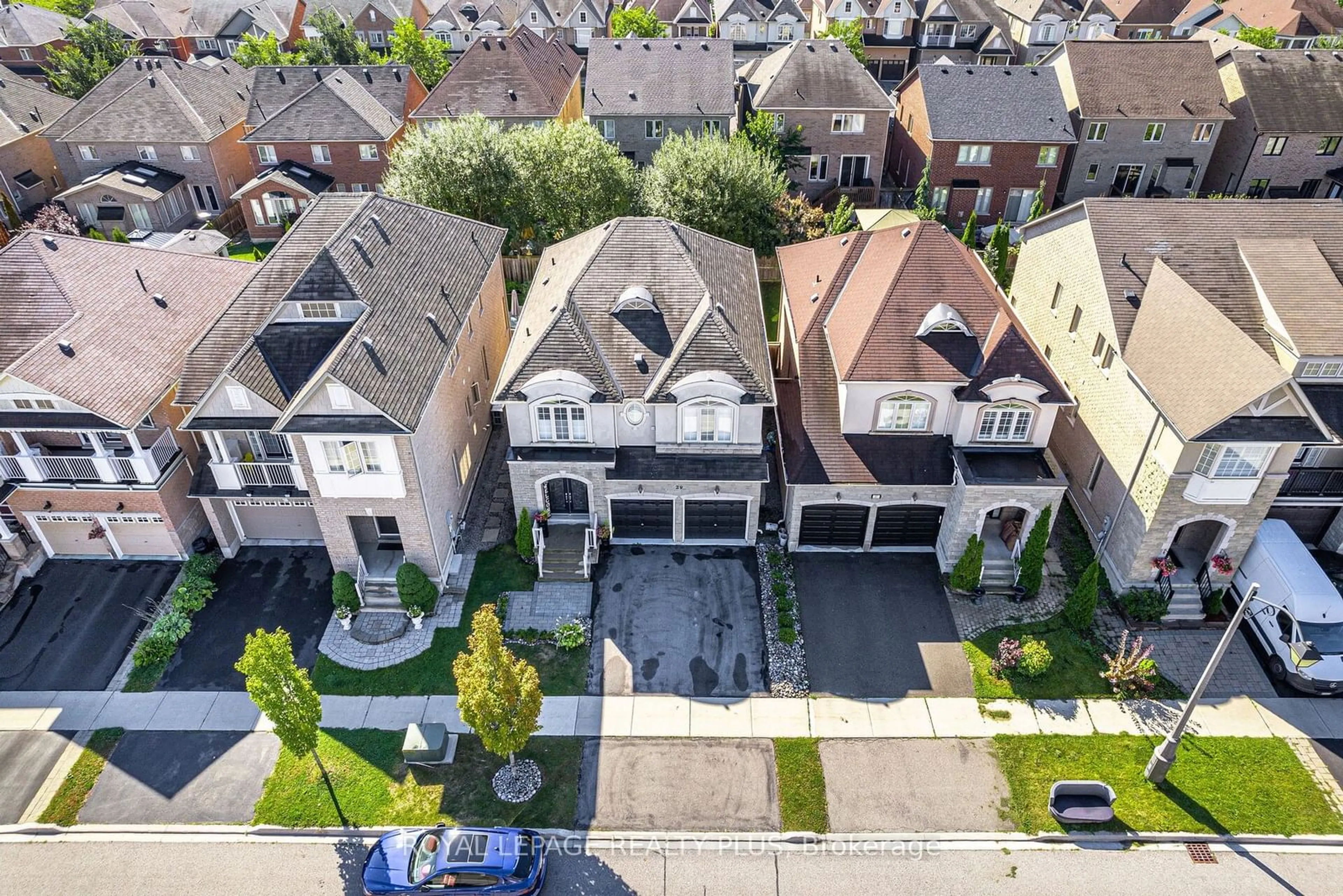 A pic from outside/outdoor area/front of a property/back of a property/a pic from drone, street for 29 Township Ave, Richmond Hill Ontario L4E 0J6