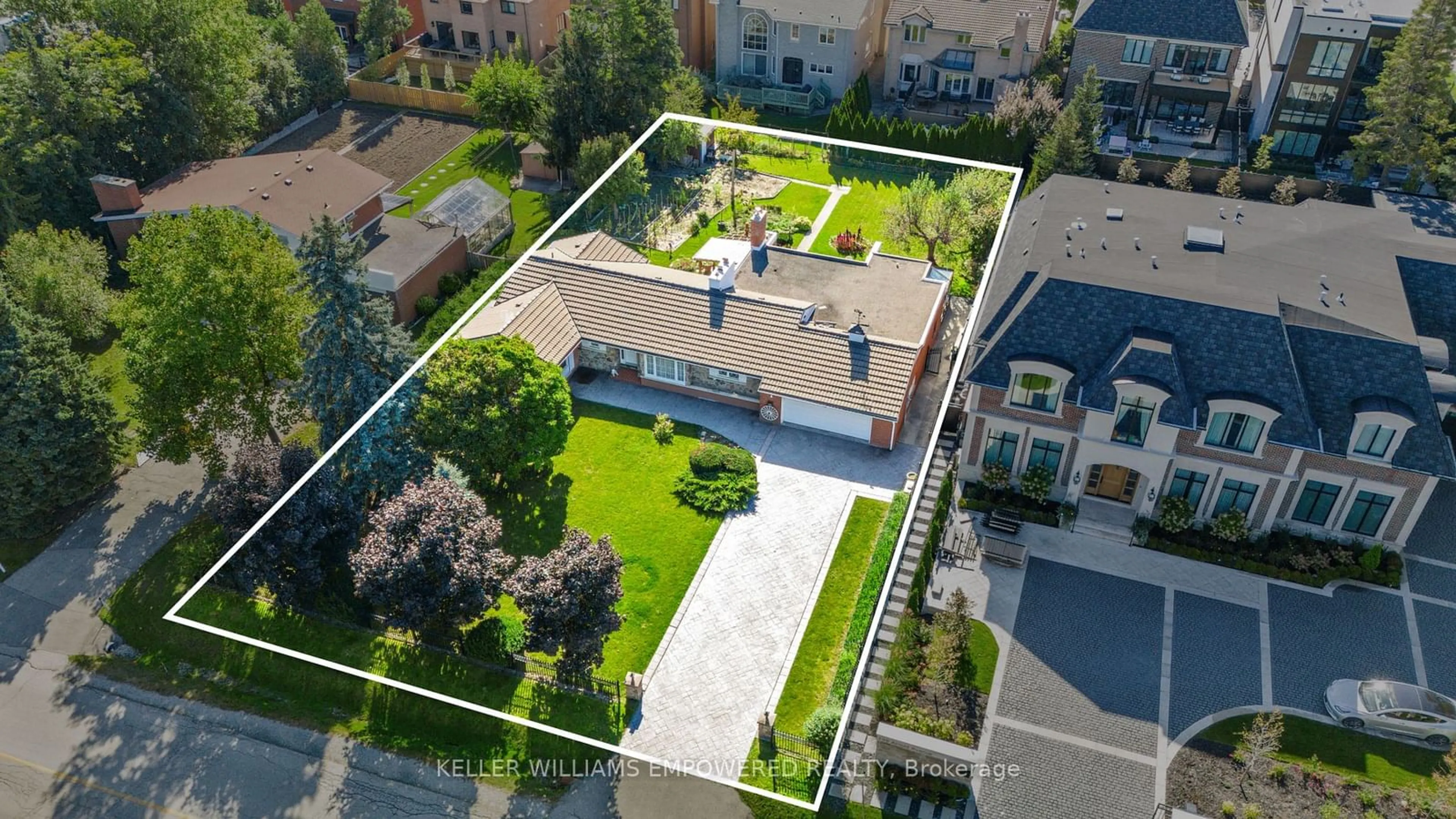 A pic from outside/outdoor area/front of a property/back of a property/a pic from drone, city buildings view from balcony for 195 Arnold Ave, Vaughan Ontario L4J 1C1