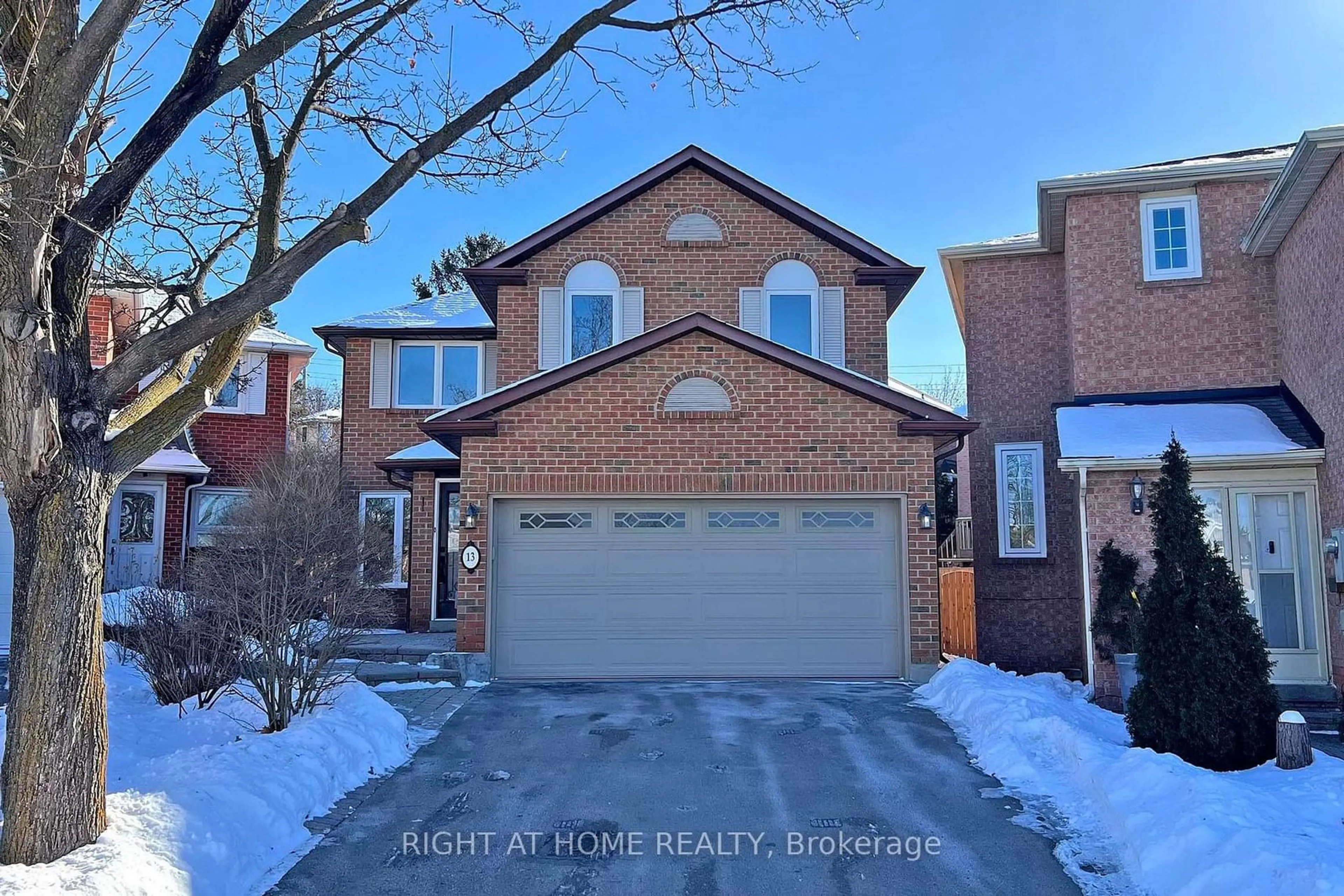 A pic from outside/outdoor area/front of a property/back of a property/a pic from drone, street for 13 Kilbarry Crt, Richmond Hill Ontario L4C 6M8