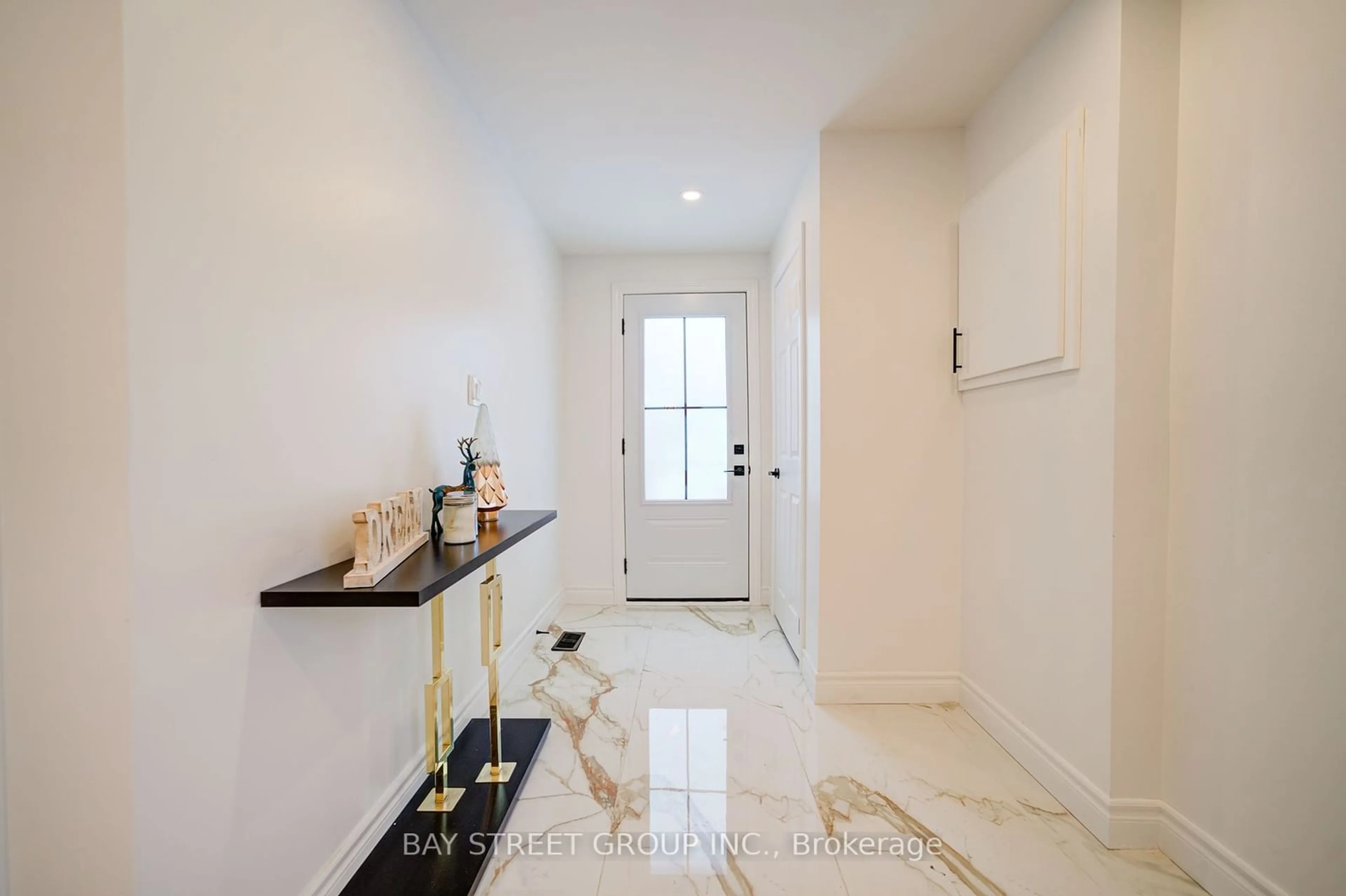 Indoor entryway for 391 Lake Dr, Georgina Ontario L4P 1P2