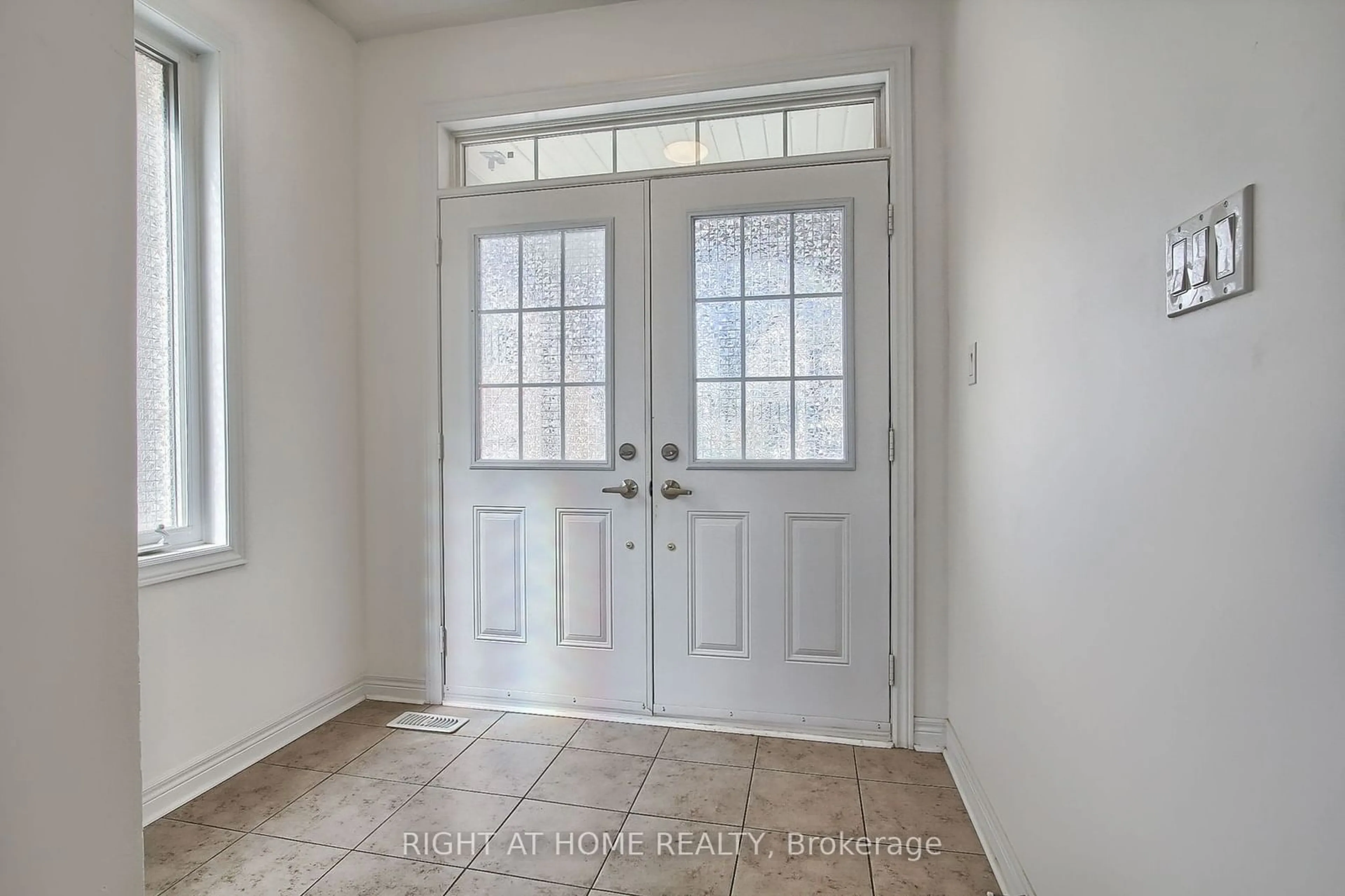 Indoor entryway for 63 Paper Mills Cres, Richmond Hill Ontario L4E 0V4