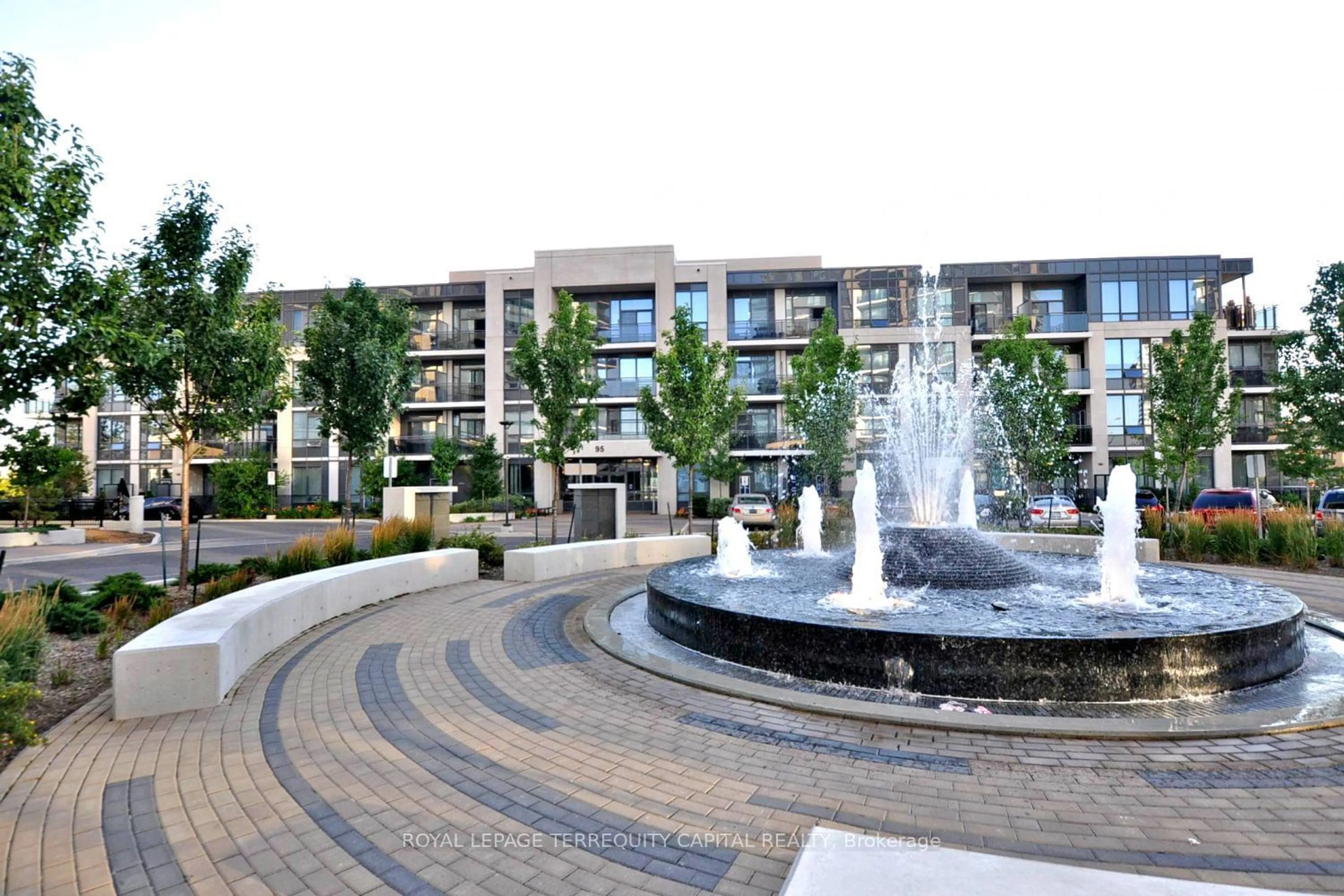 Patio, street for 95 North Park Rd #114, Vaughan Ontario L4J 0J1