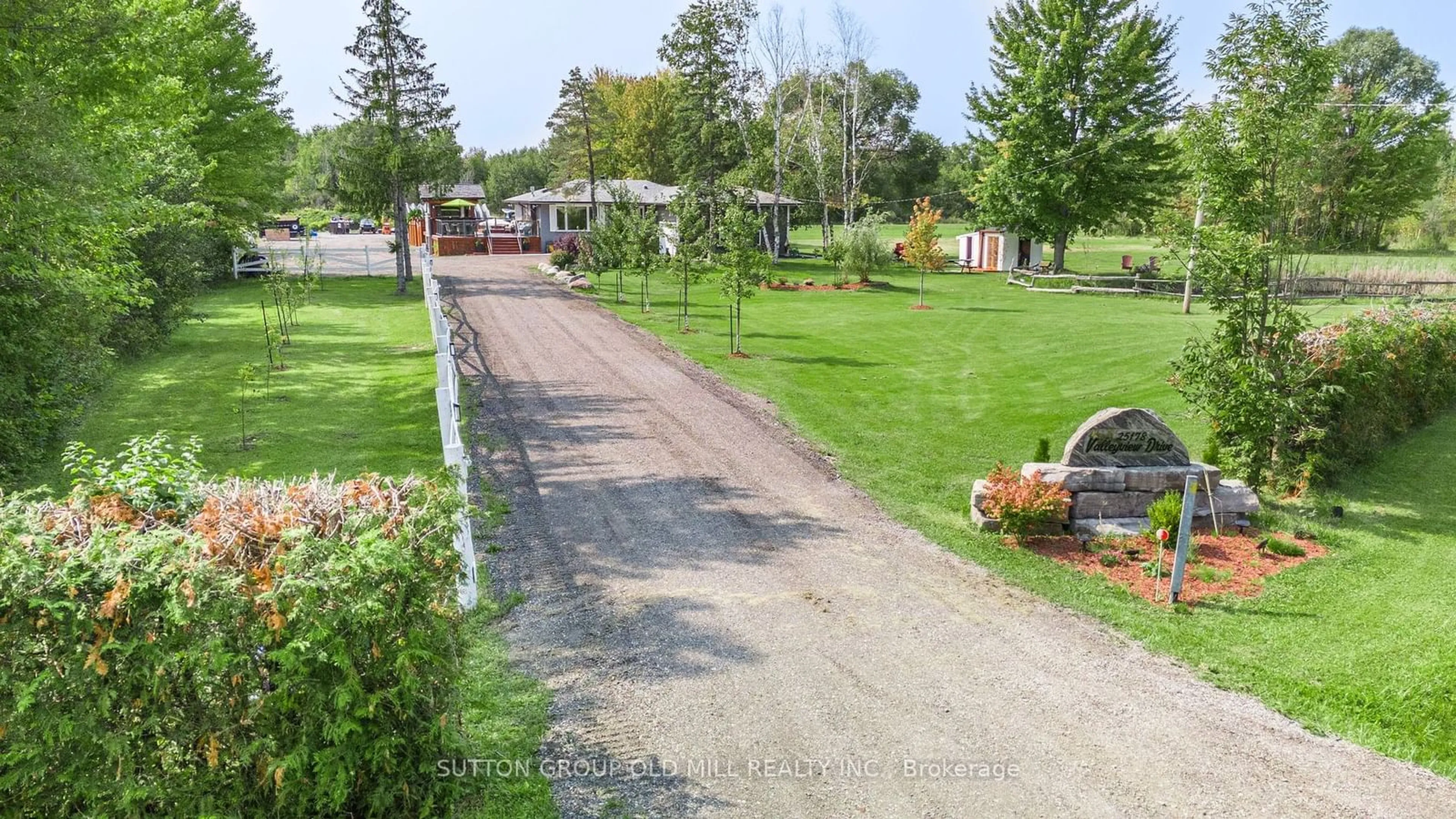 Patio, street for 25178 Valleyview Dr, Georgina Ontario L0E 1R0